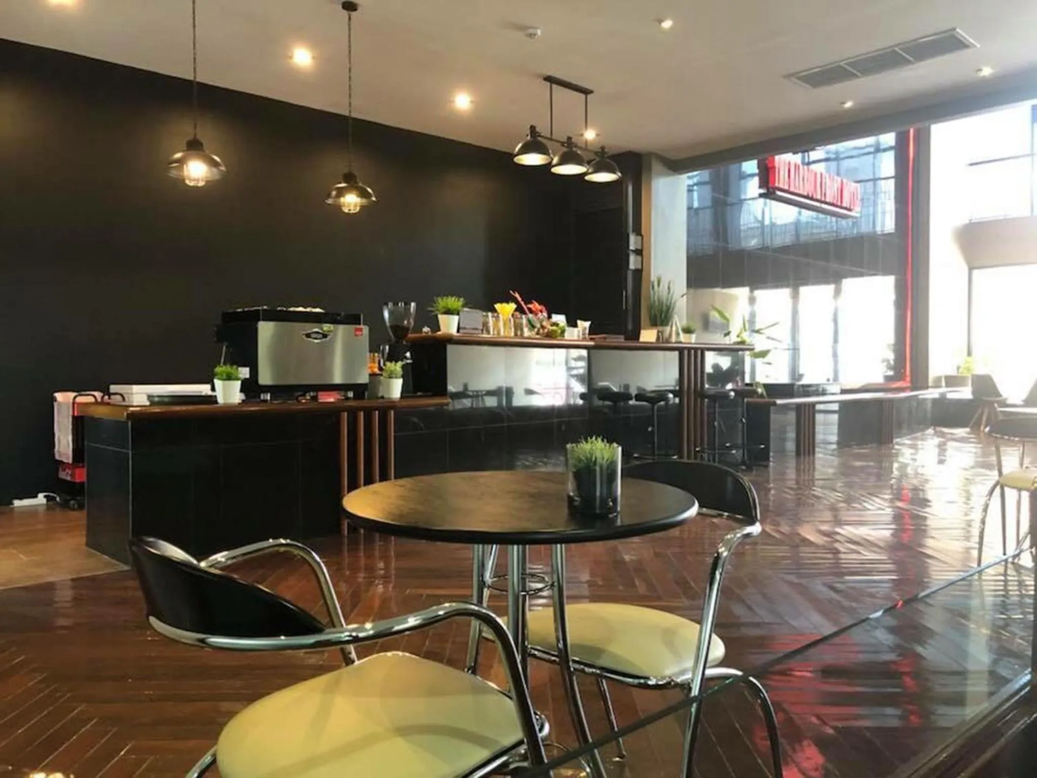 Restaurant/places to eat in The Harbour Front Hotel