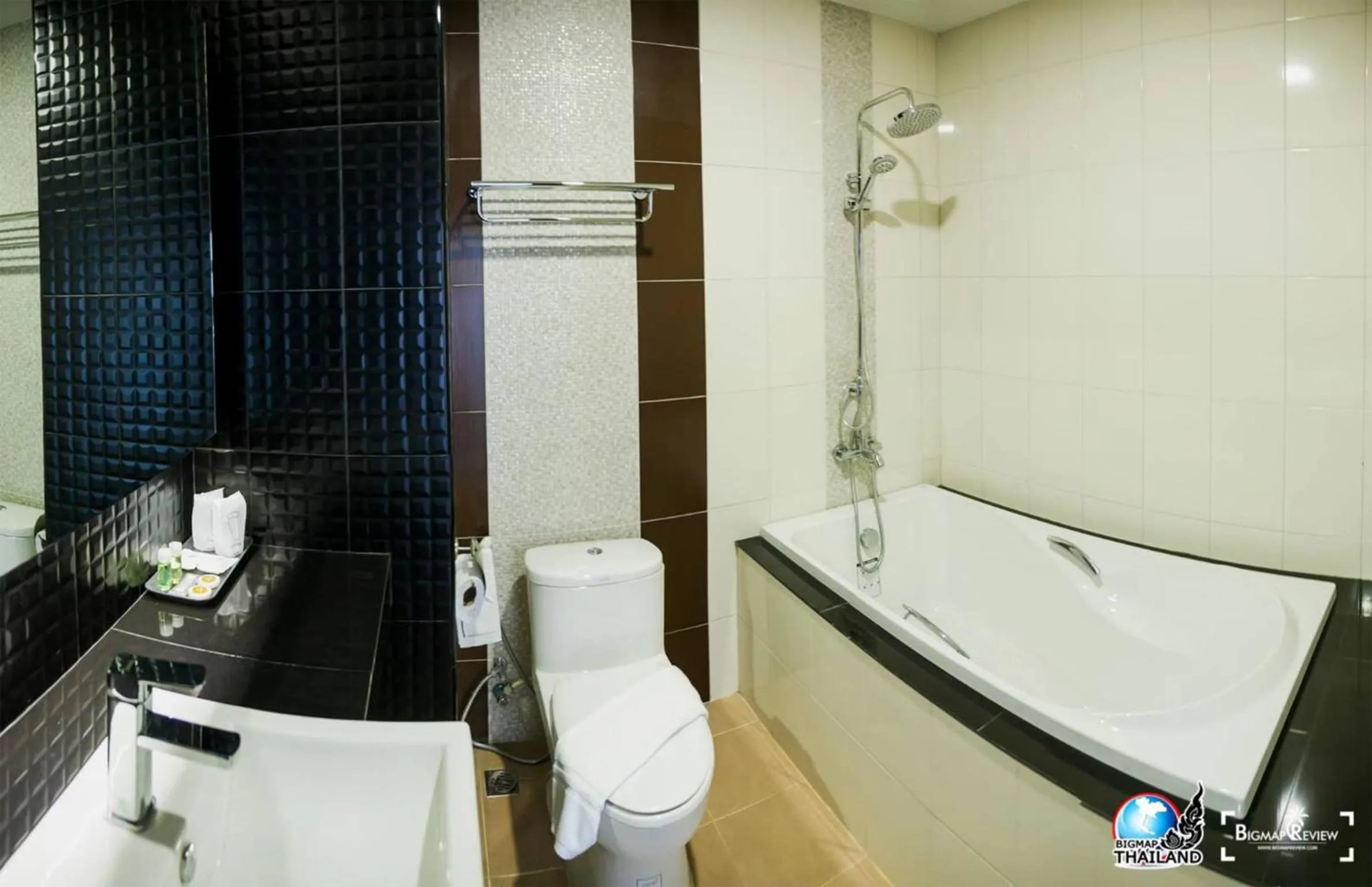 Toilet in The Harbour Front Hotel