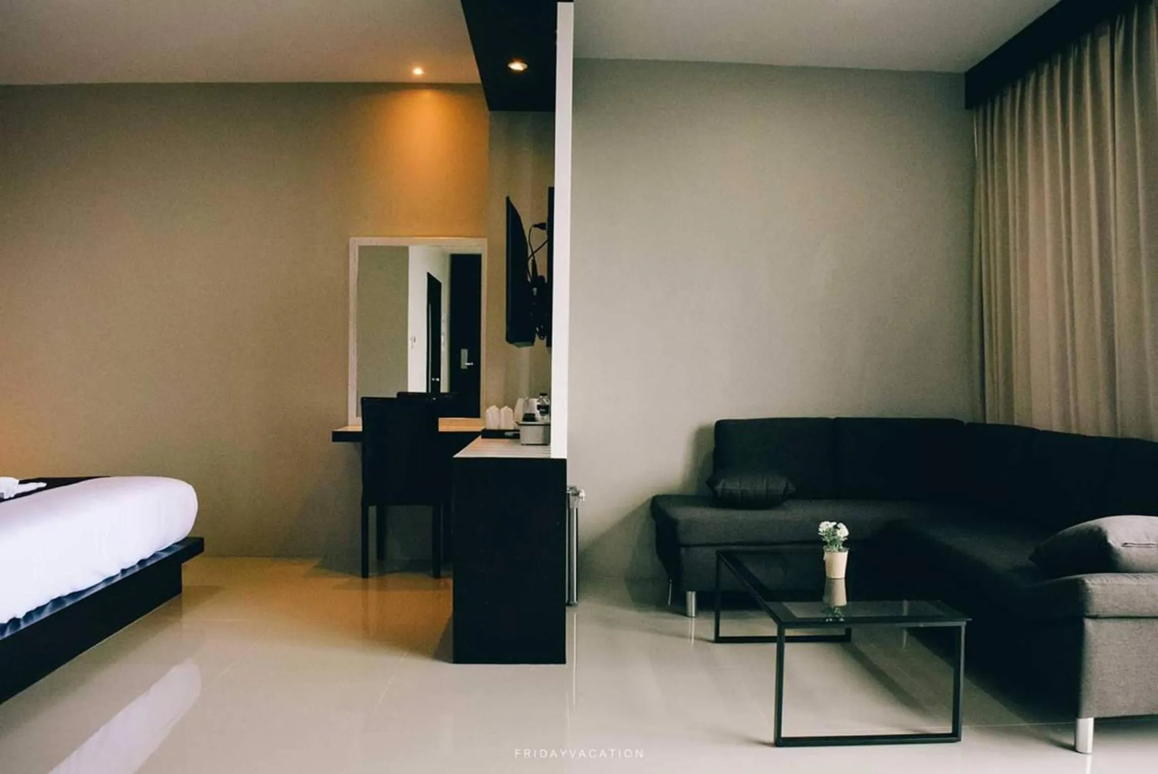 Living room, Bed in The Harbour Front Hotel