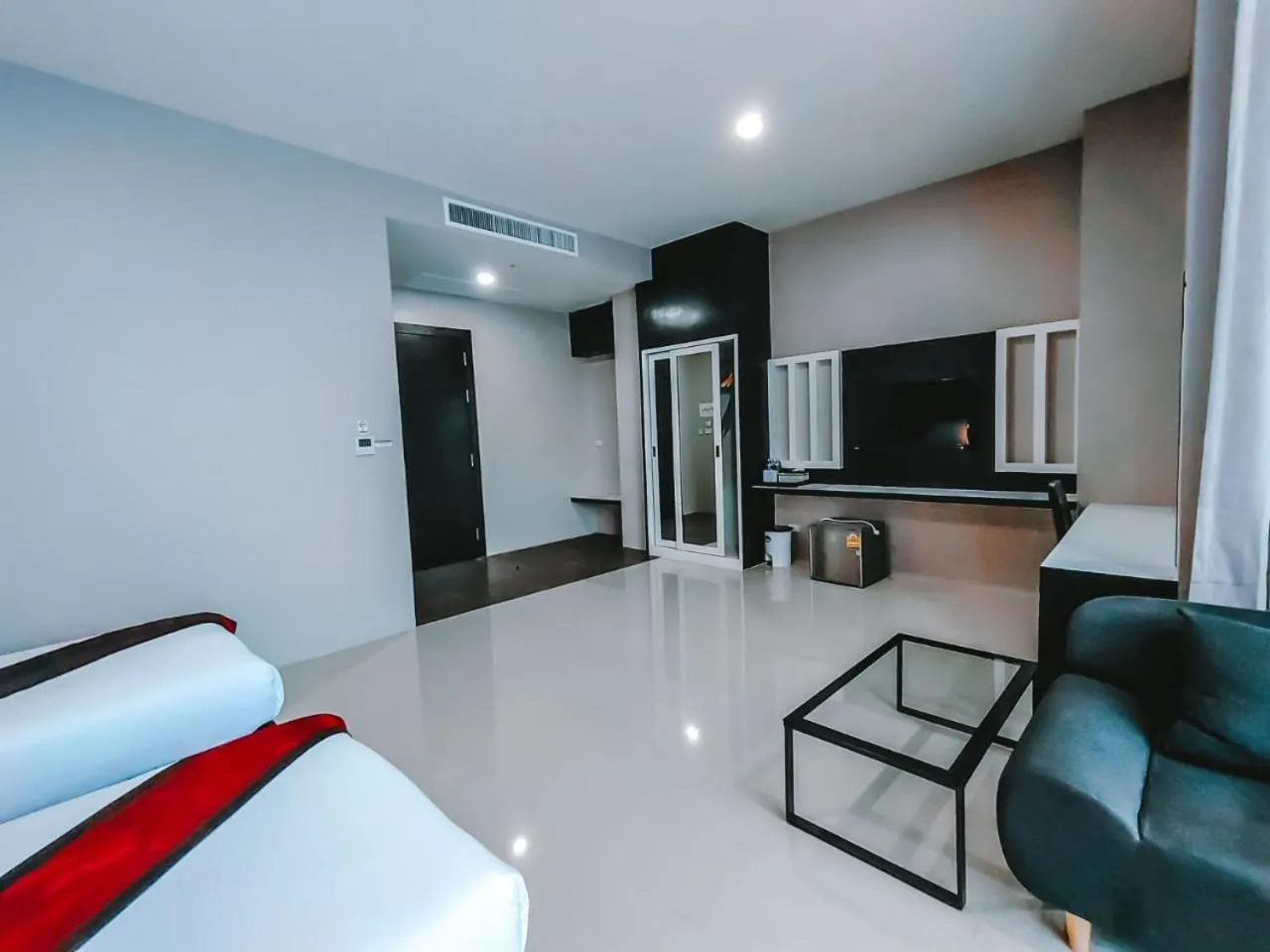 Communal lounge/ TV room, Bed in The Harbour Front Hotel