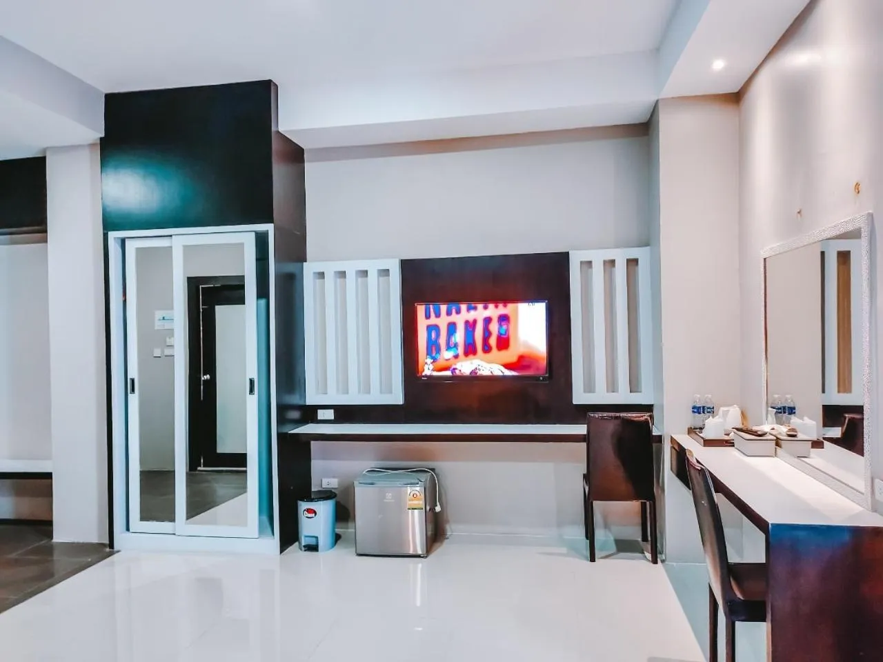 Communal lounge/ TV room in The Harbour Front Hotel