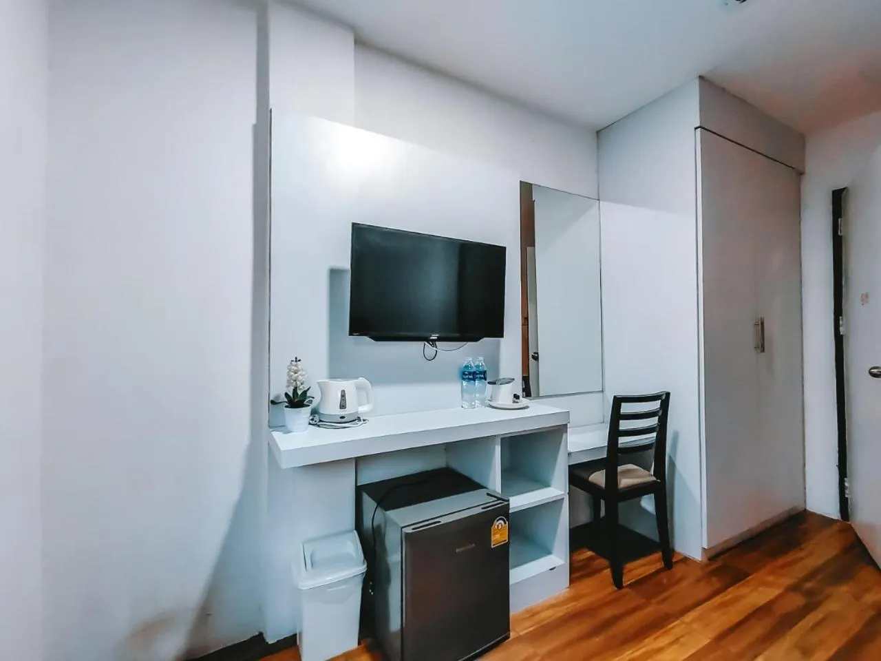 Communal lounge/ TV room in The Harbour Front Hotel