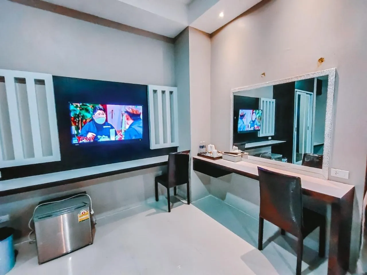 Communal lounge/ TV room in The Harbour Front Hotel