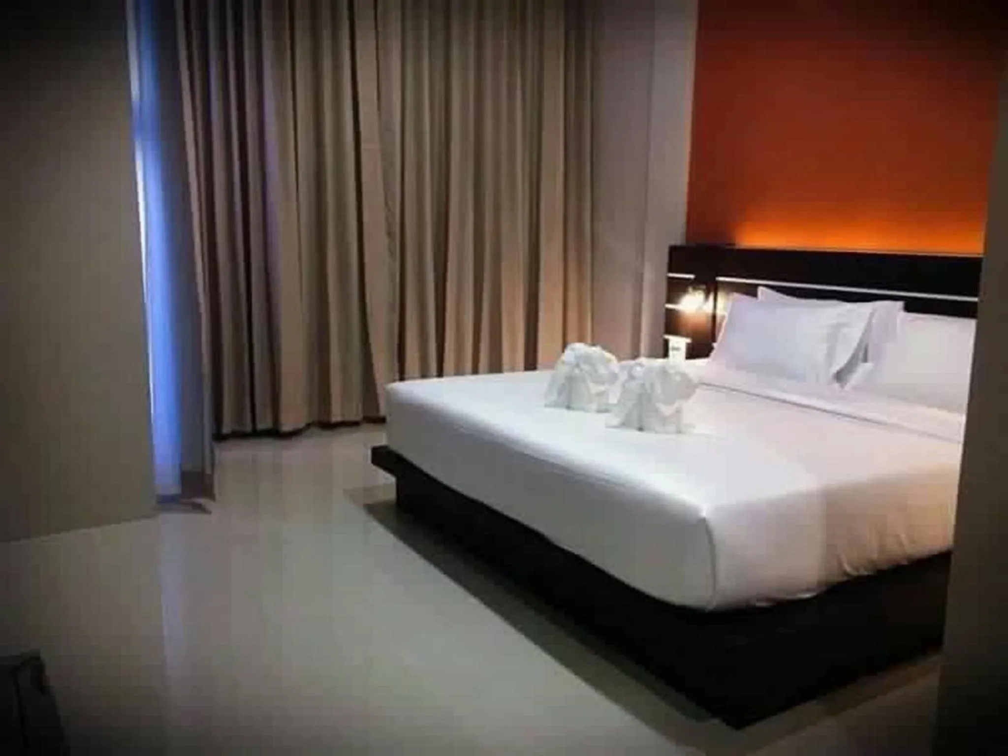 Bed in The Harbour Front Hotel