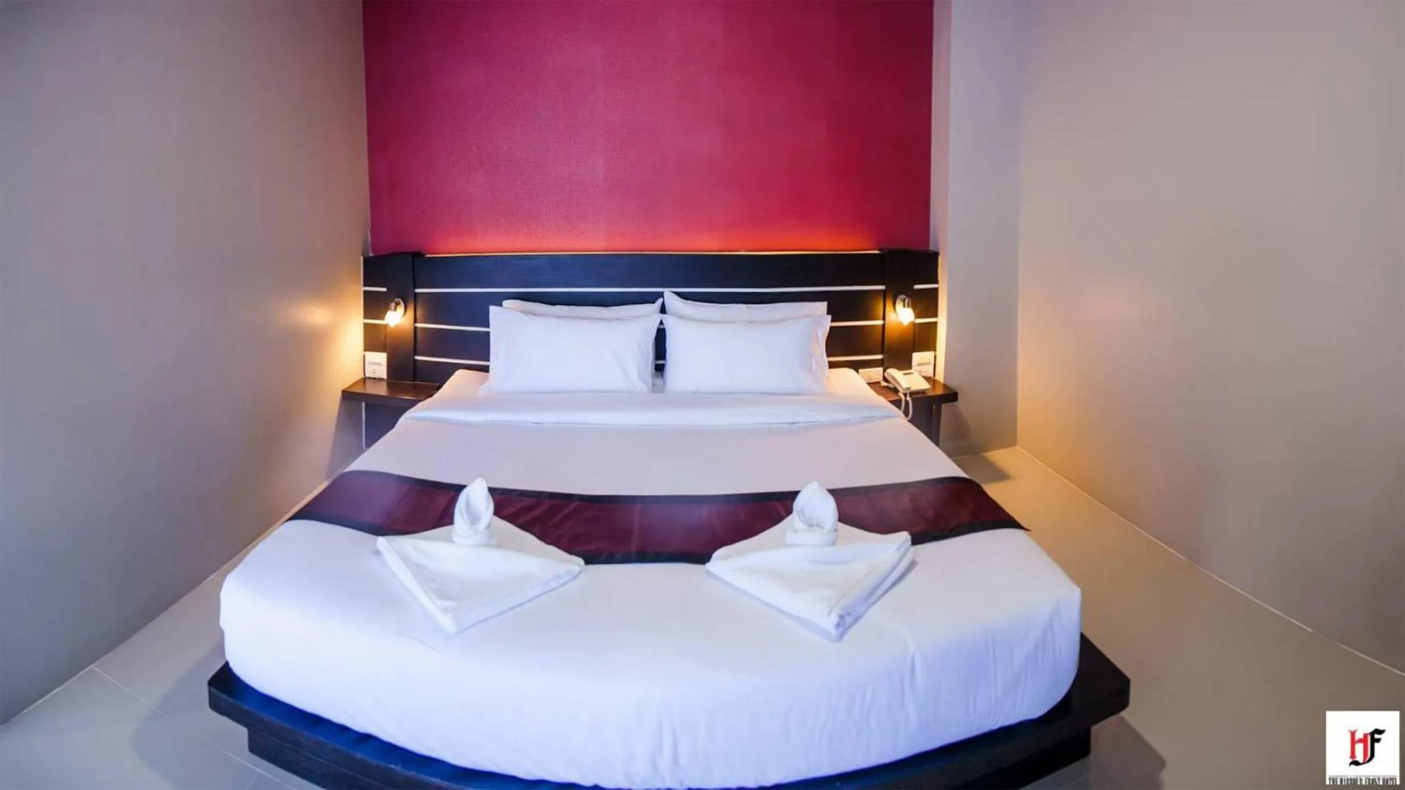 Bed in The Harbour Front Hotel