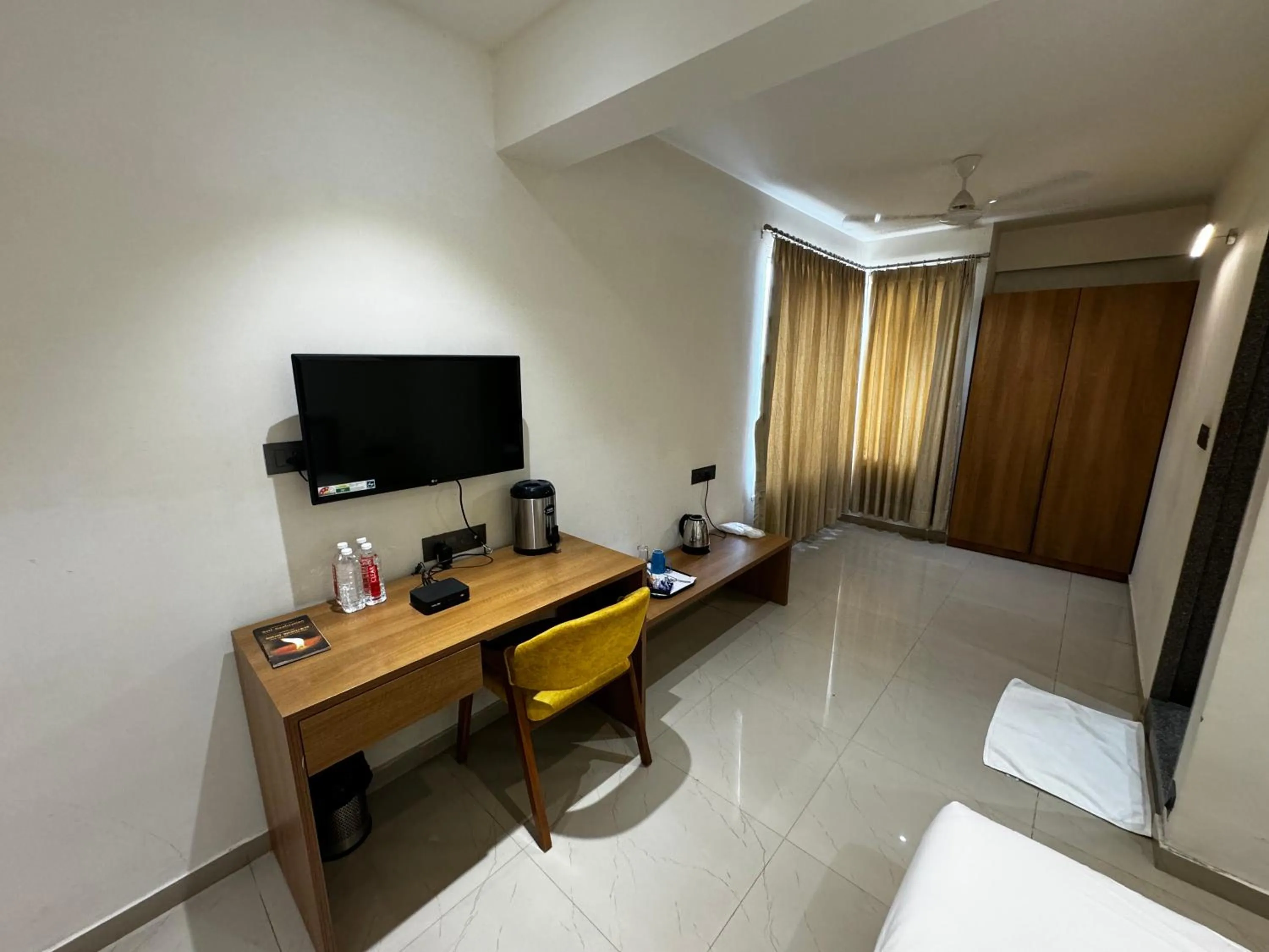 TV and multimedia in Siara Styles Amba Suites, Gandhinagar