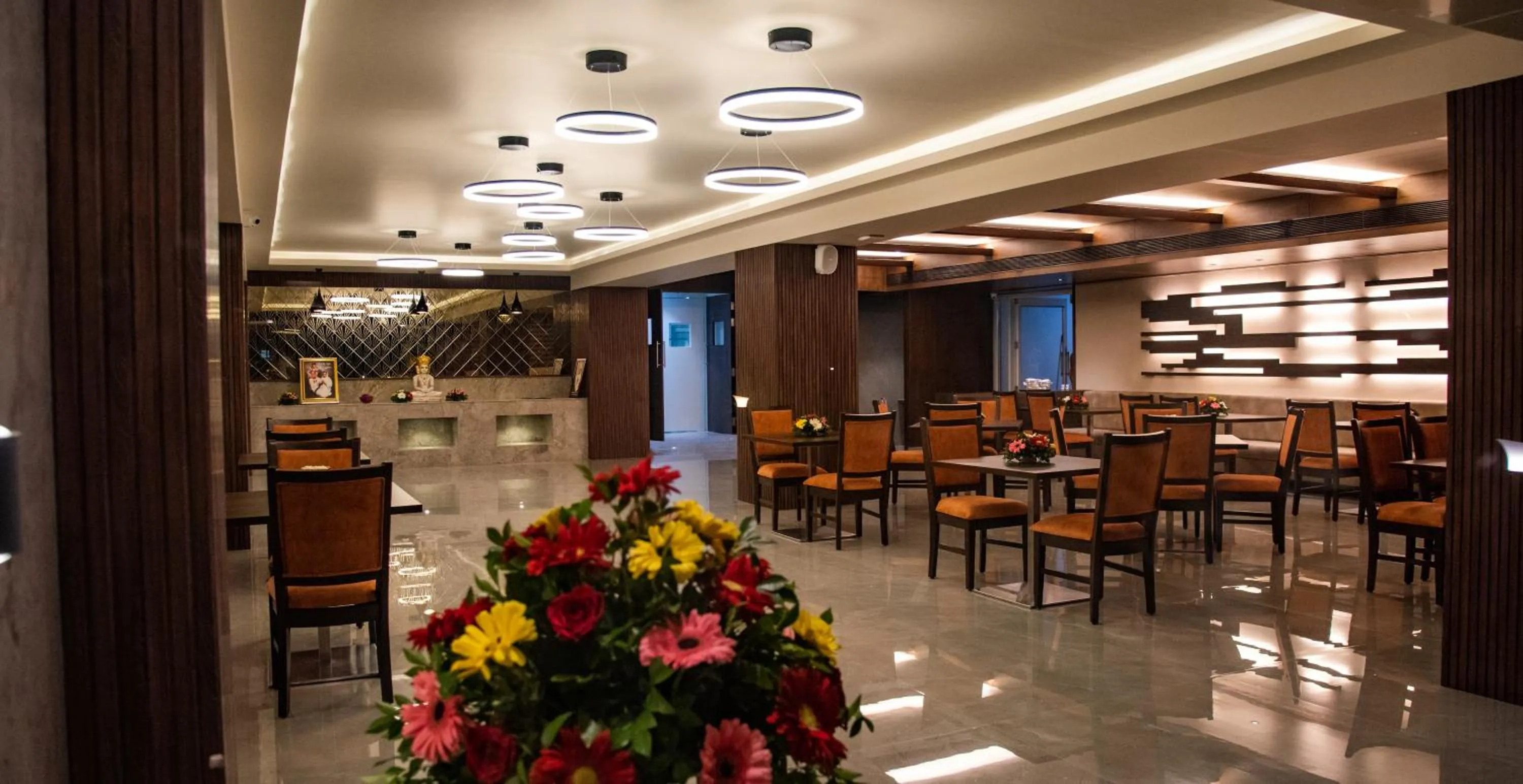 Restaurant/places to eat in Siara Styles Amba Suites, Gandhinagar