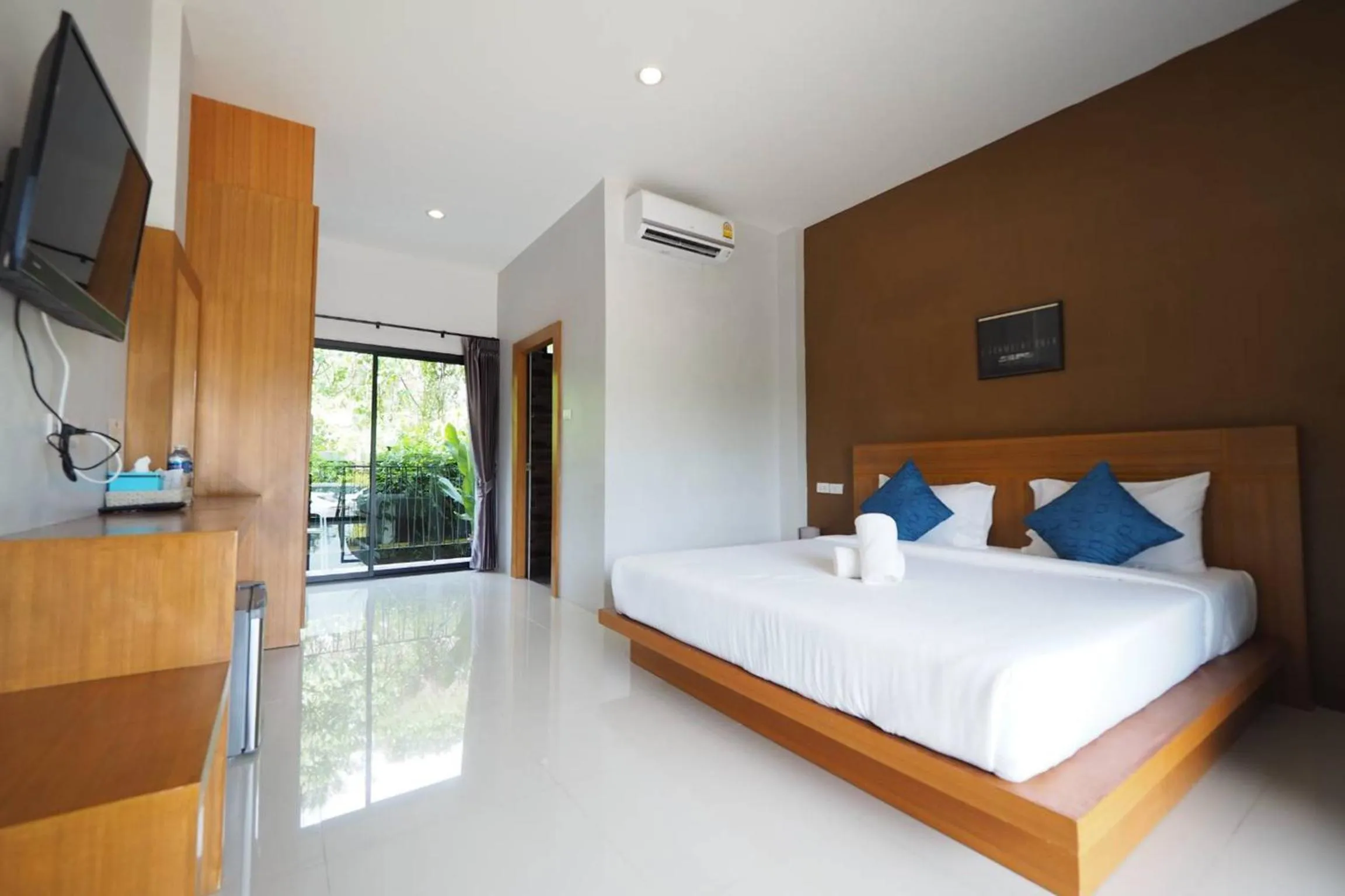 Photo of the whole room, Bed in HillSide Boutique