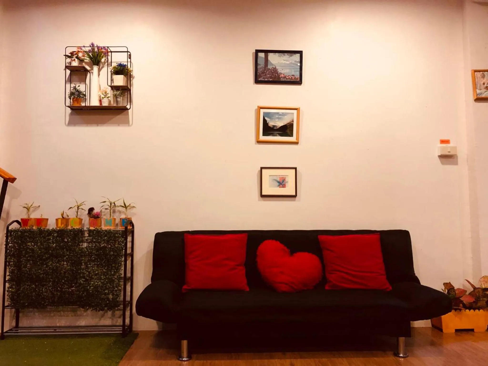 Photo of the whole room in HillSide Boutique