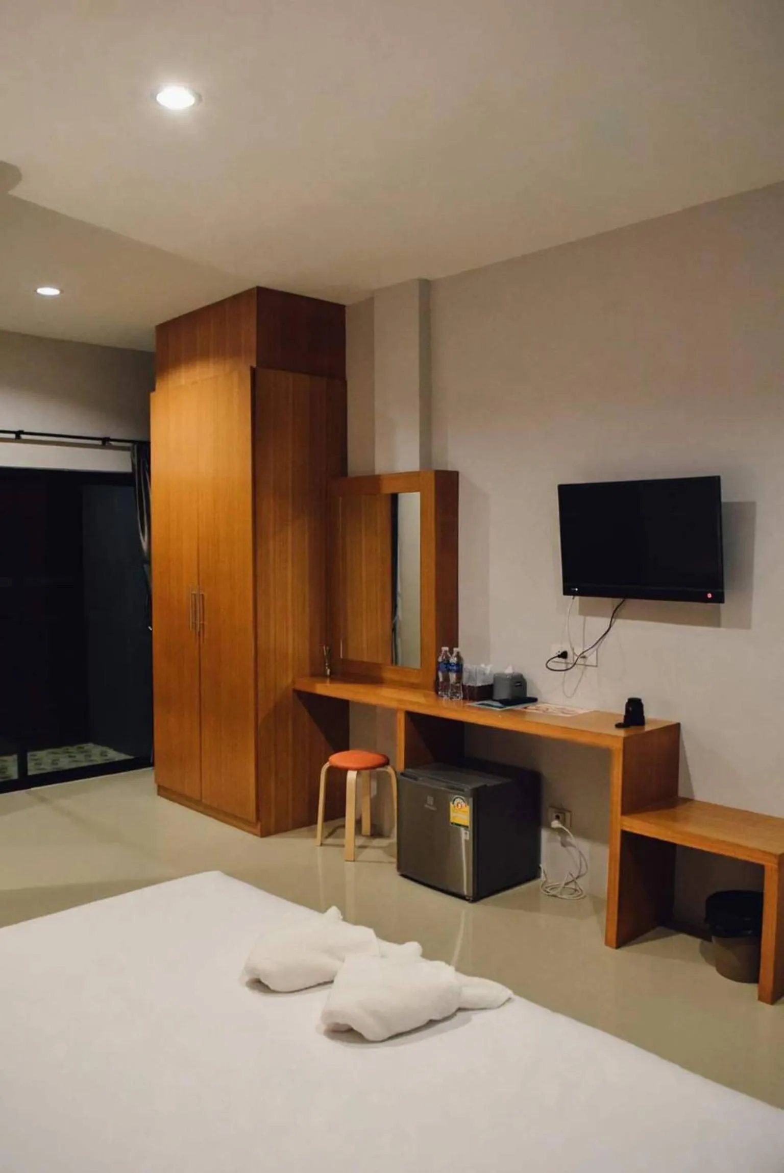 Photo of the whole room, Bed in HillSide Boutique