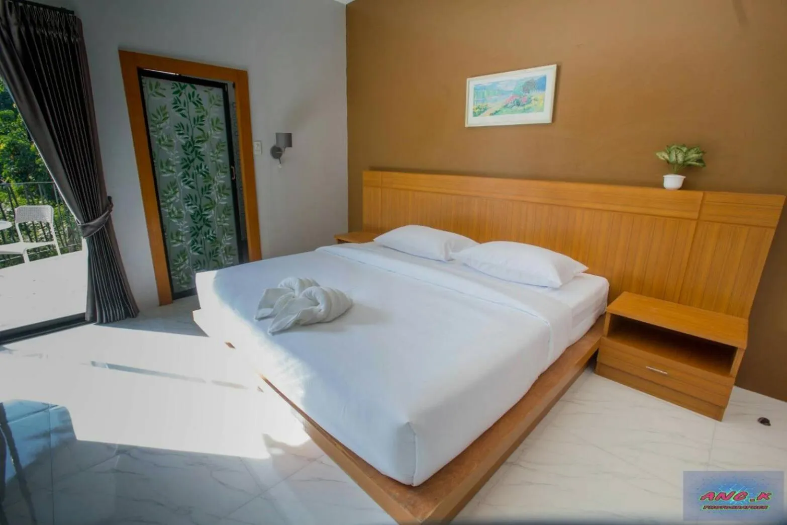 Photo of the whole room, Bed in HillSide Boutique