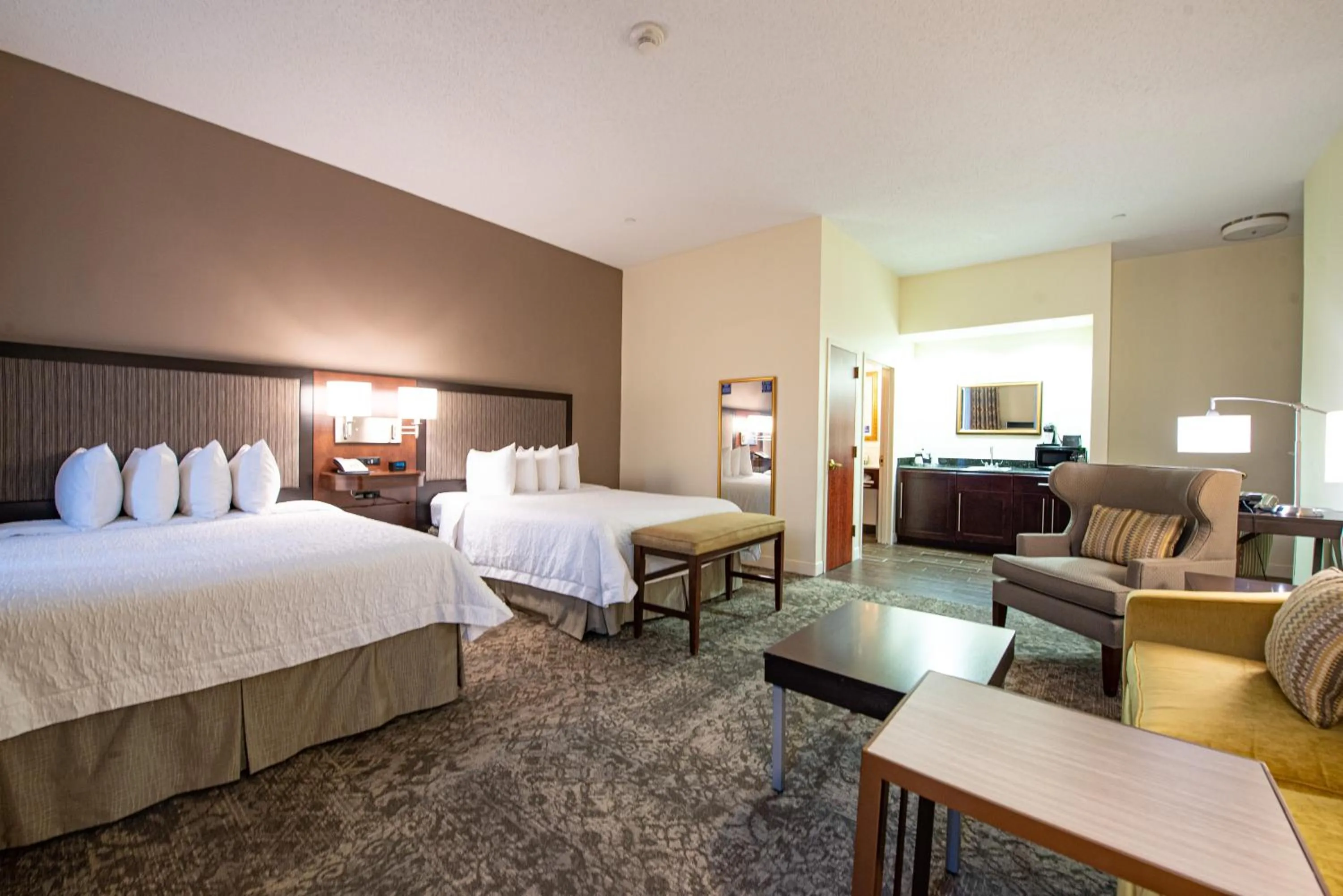 Seating area, Bed in Hampton Inn & Suites By Hilton - Rockville Centre