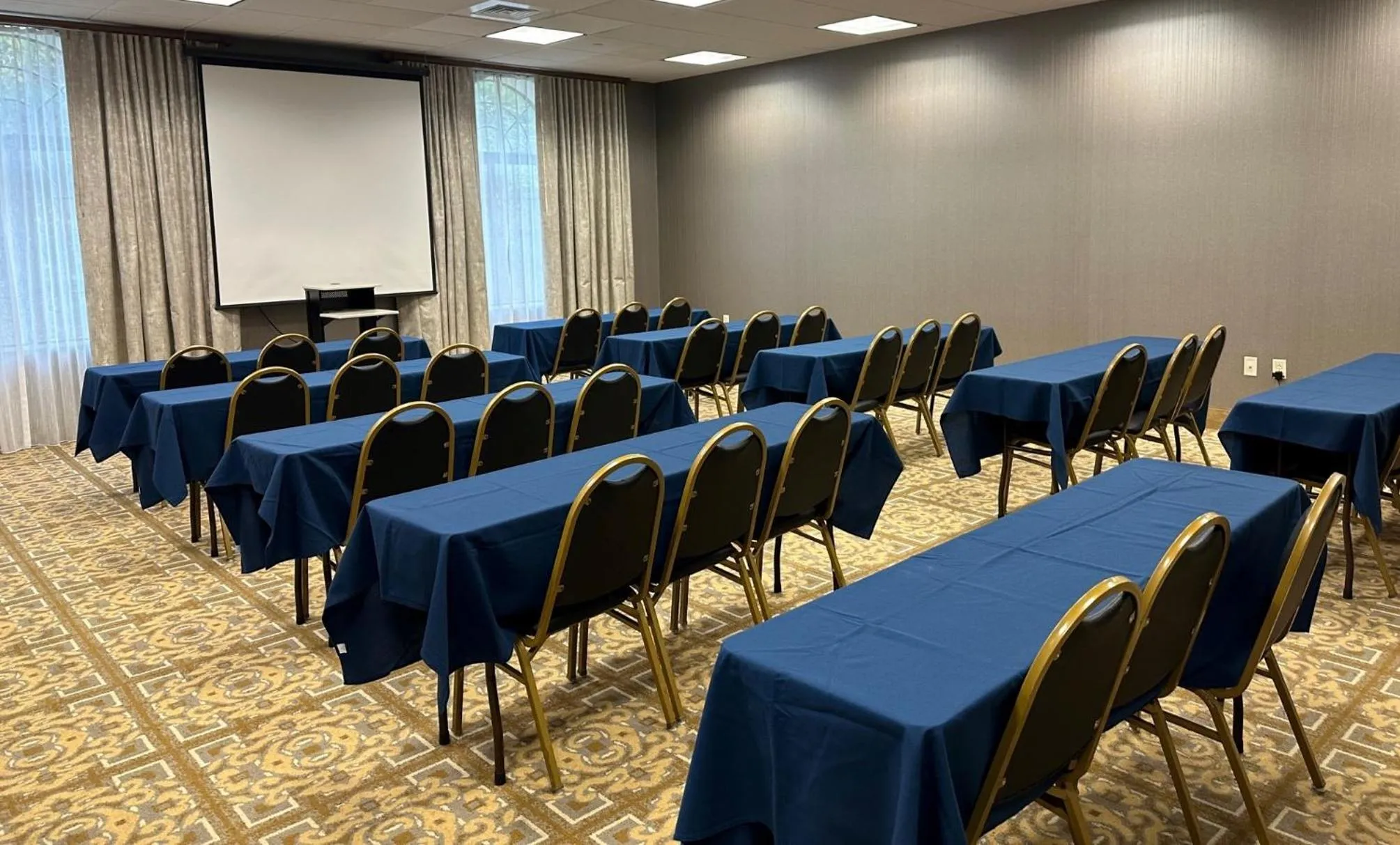 Meeting/conference room in Hampton Inn & Suites By Hilton - Rockville Centre