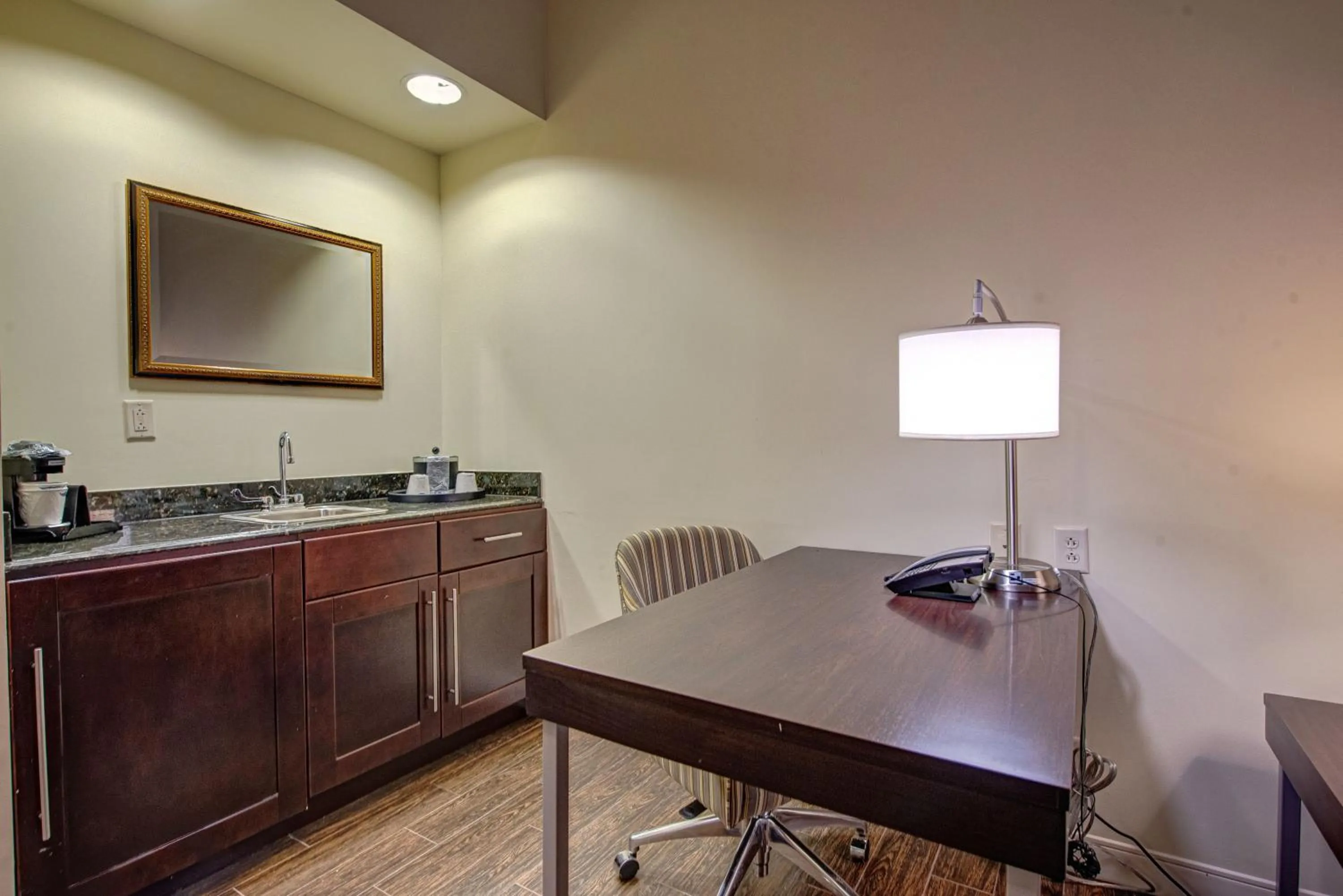 TV and multimedia in Hampton Inn & Suites By Hilton - Rockville Centre