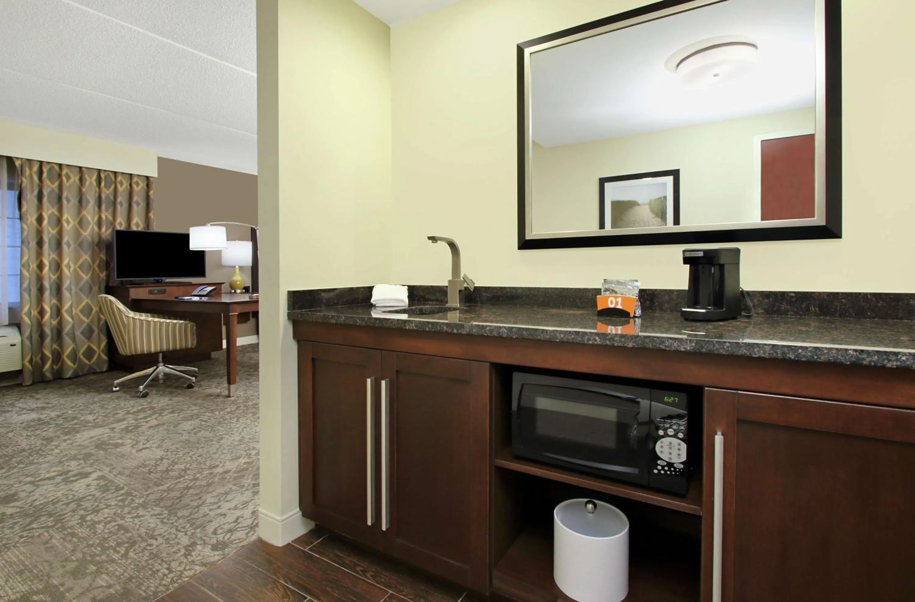 Bedroom in Hampton Inn & Suites By Hilton - Rockville Centre