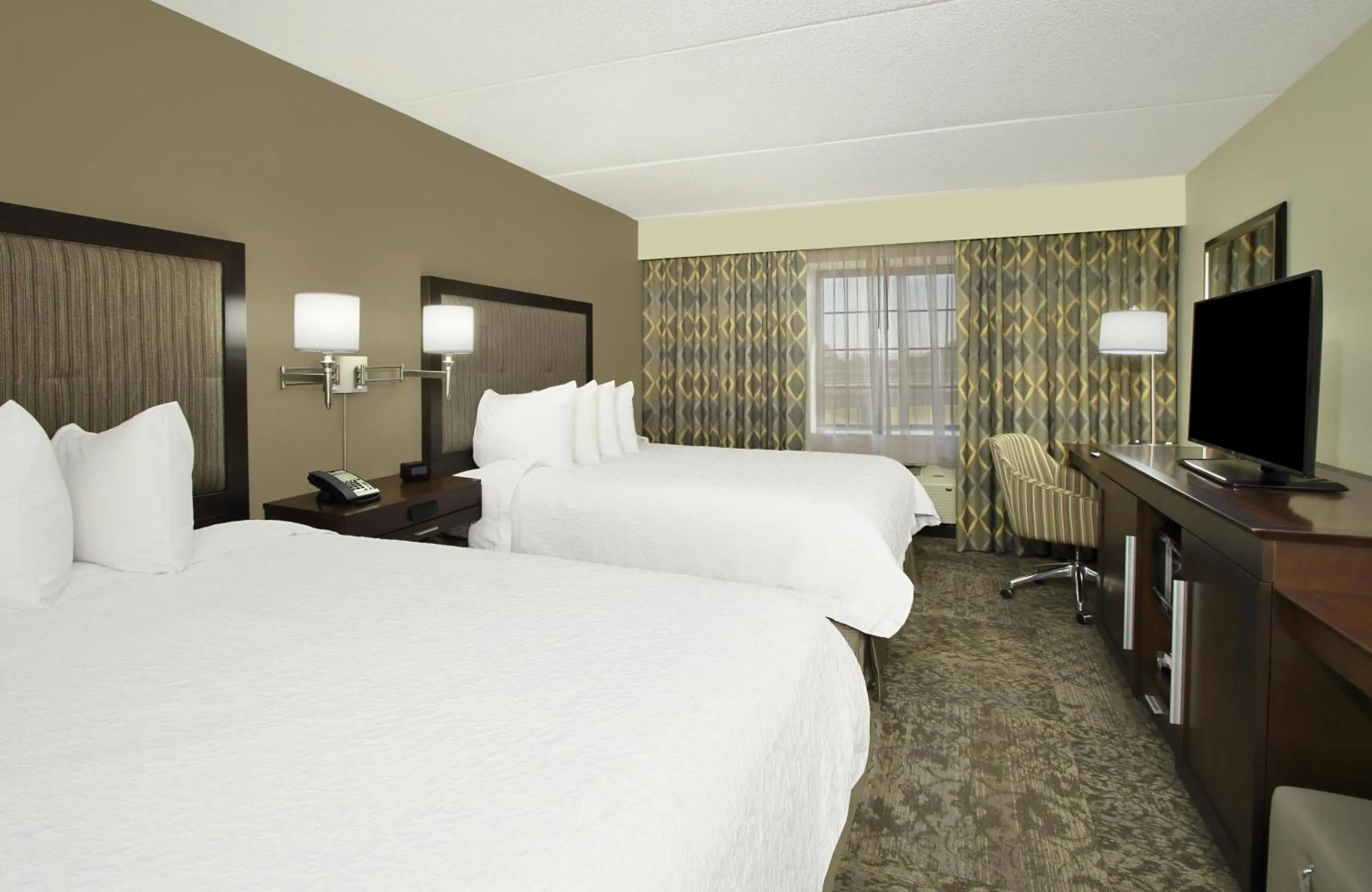 Bed in Hampton Inn & Suites By Hilton - Rockville Centre