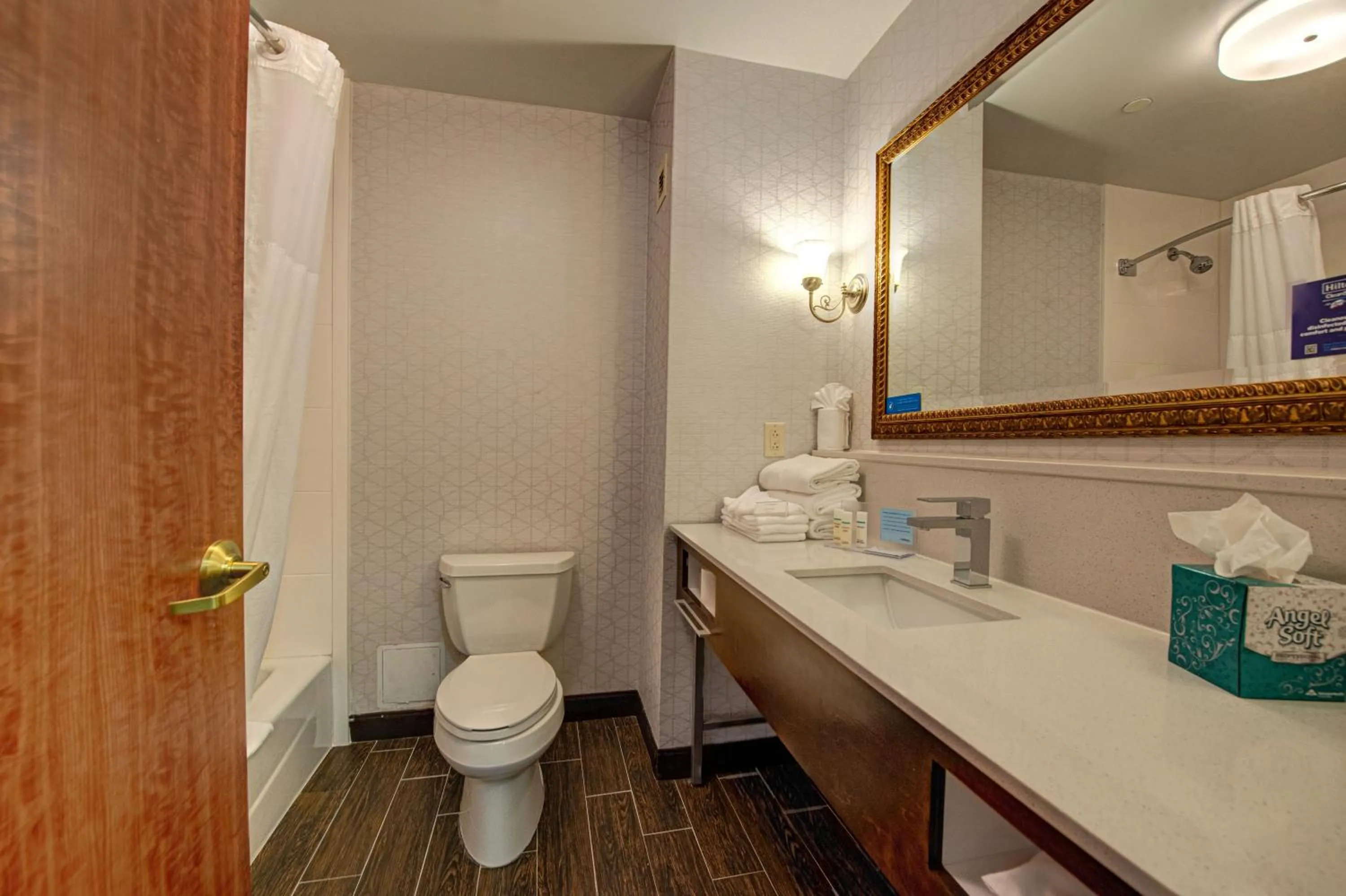 Bathroom in Hampton Inn & Suites By Hilton - Rockville Centre