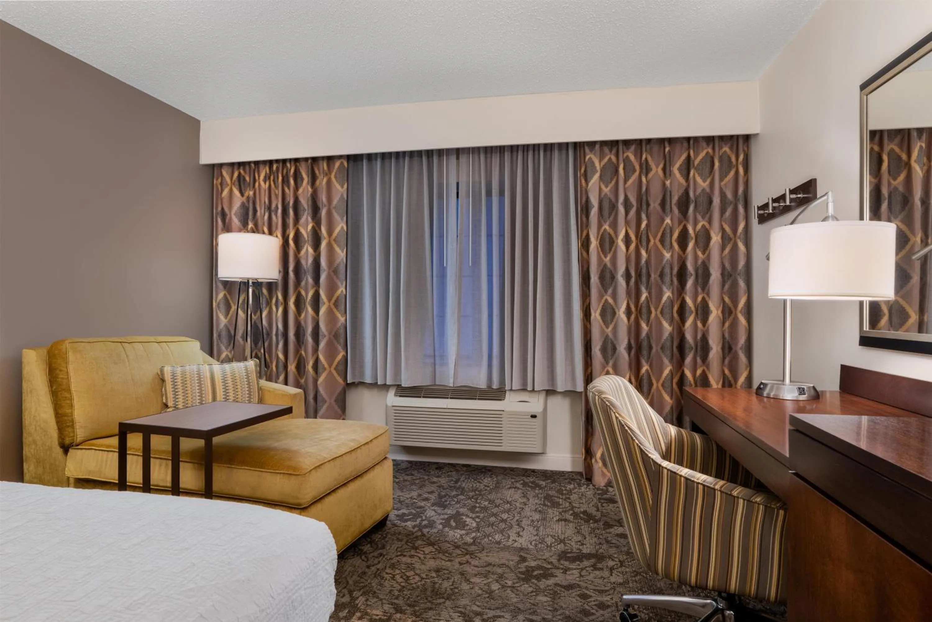 Bed in Hampton Inn & Suites By Hilton - Rockville Centre