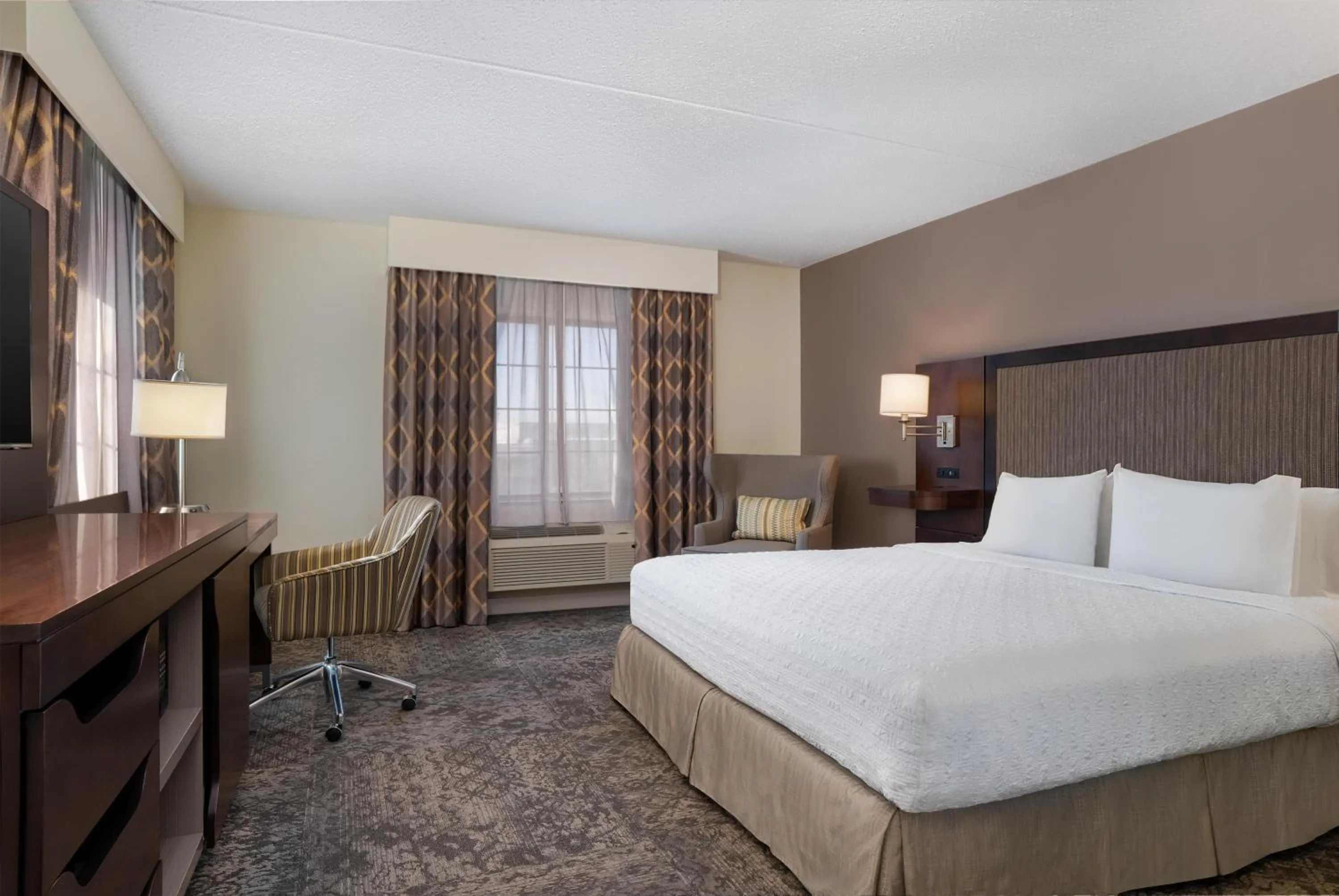Bed in Hampton Inn & Suites By Hilton - Rockville Centre