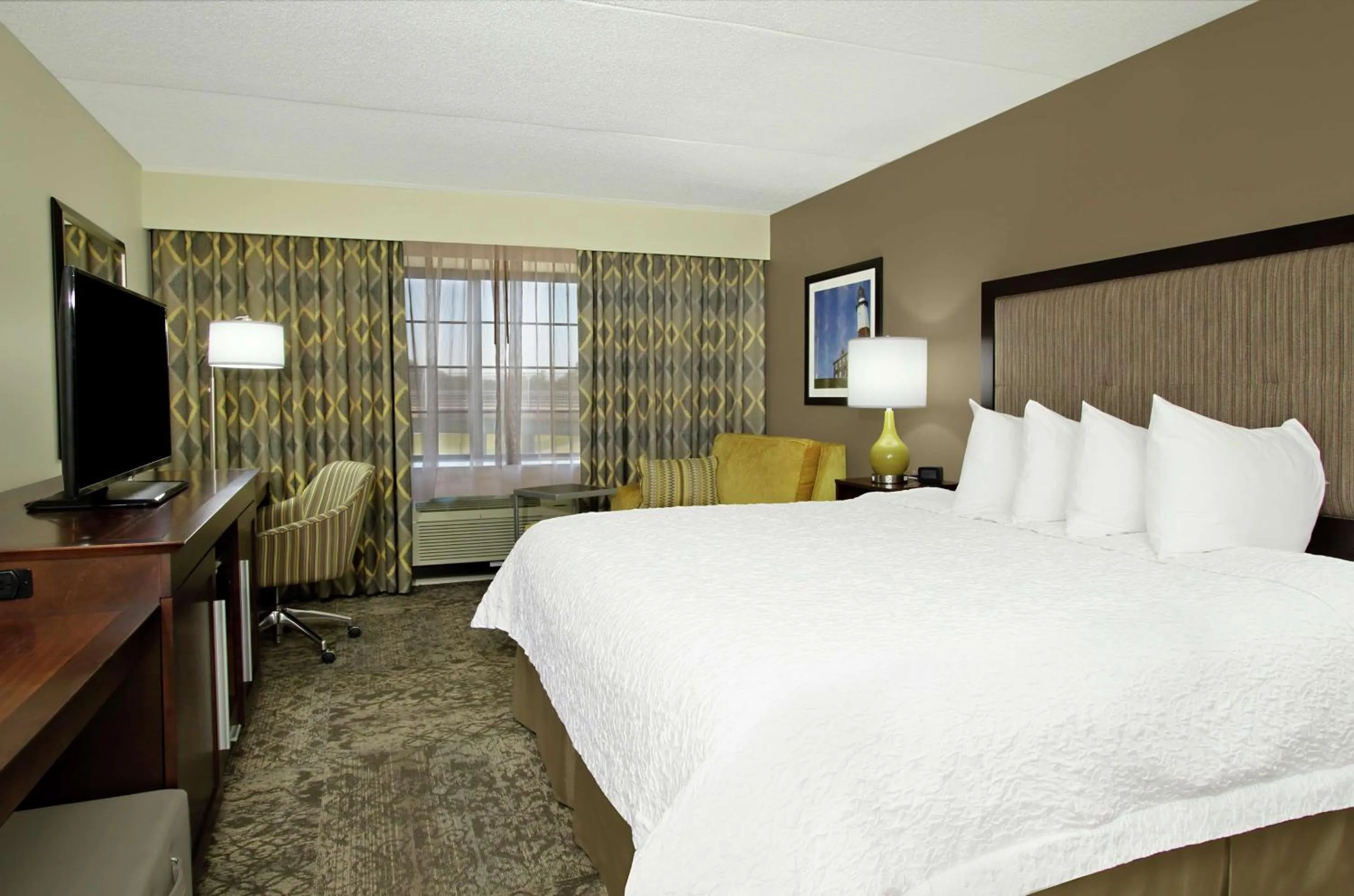 Bed in Hampton Inn & Suites By Hilton - Rockville Centre
