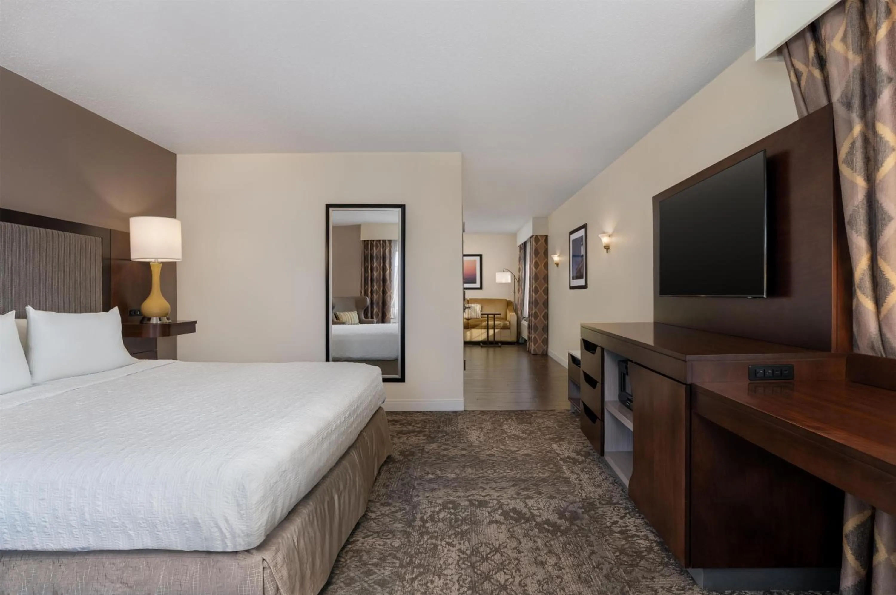 Bed in Hampton Inn & Suites By Hilton - Rockville Centre