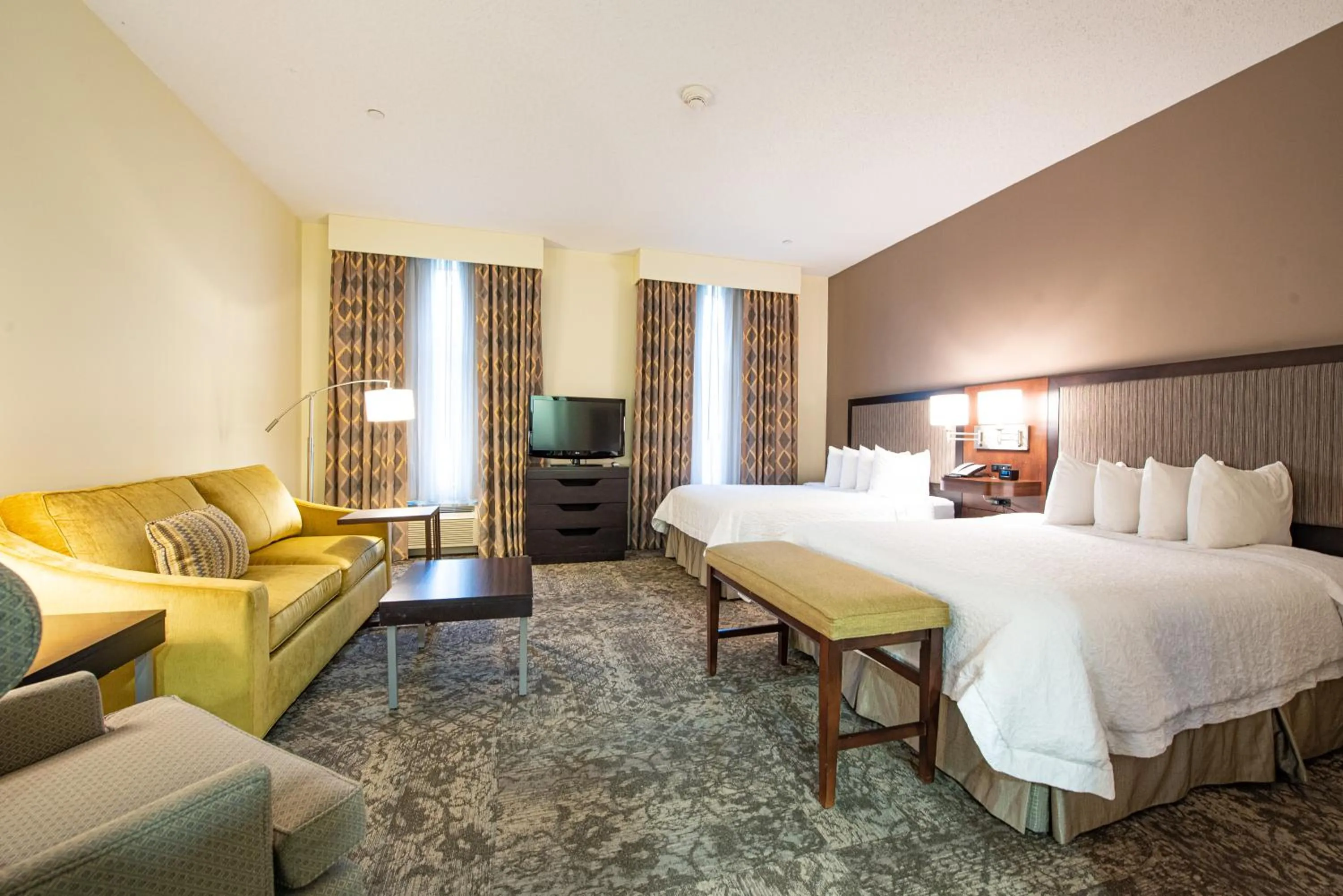 Seating area, Bed in Hampton Inn & Suites By Hilton - Rockville Centre