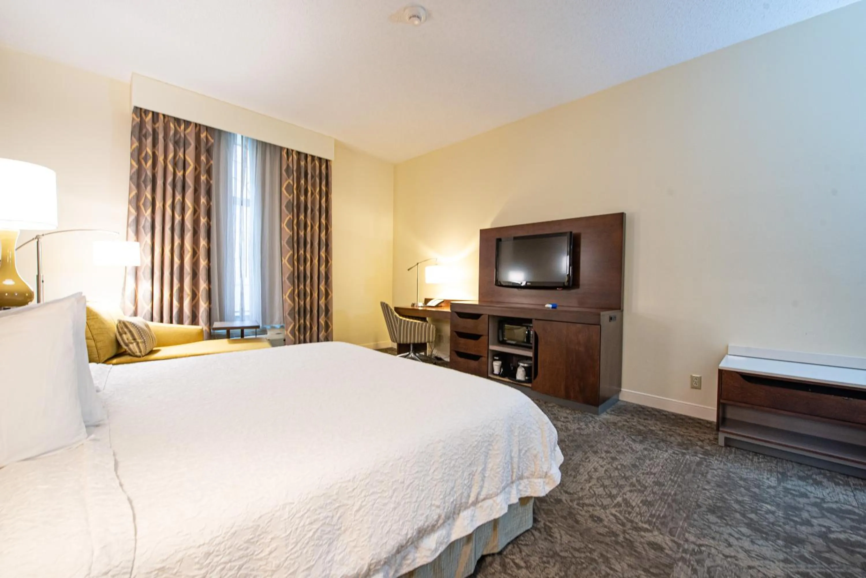 TV and multimedia, Bed in Hampton Inn & Suites By Hilton - Rockville Centre