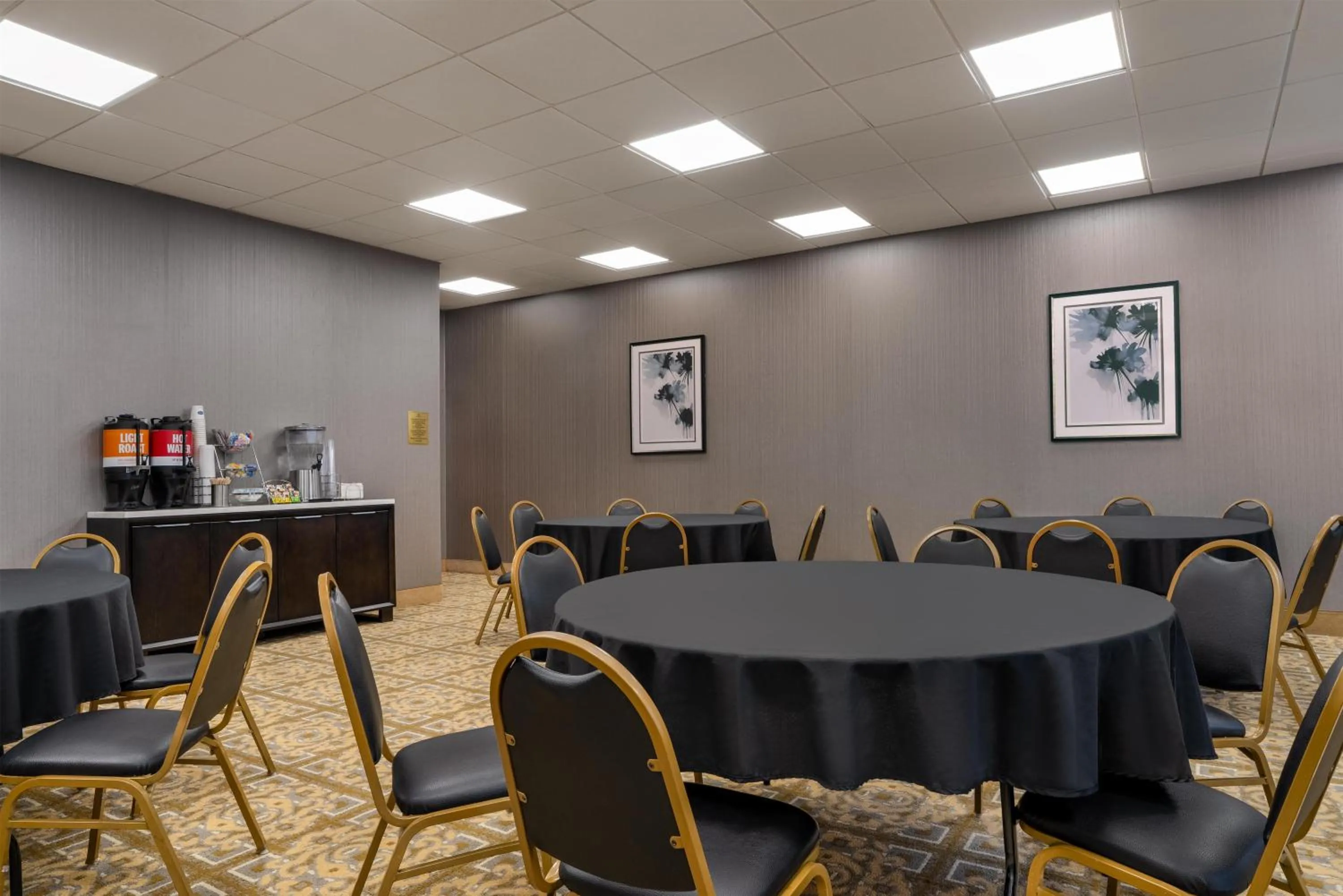 Meeting/conference room in Hampton Inn & Suites By Hilton - Rockville Centre