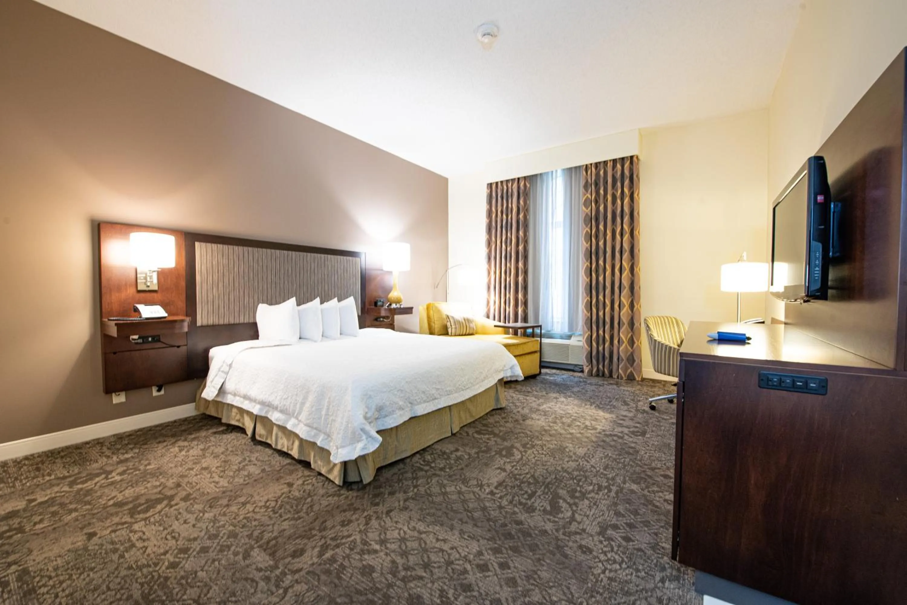 Bedroom, Bed in Hampton Inn & Suites By Hilton - Rockville Centre