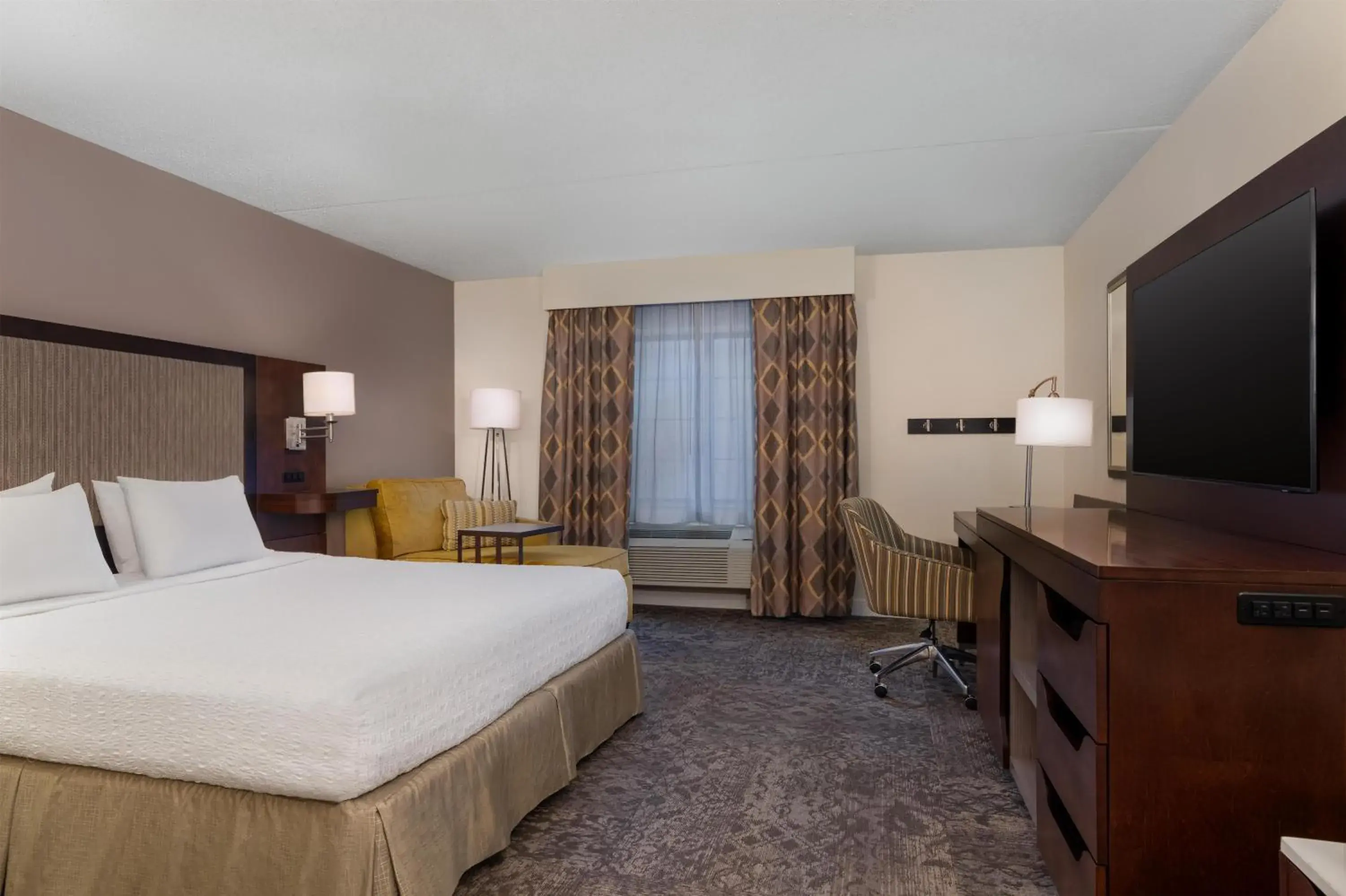 Bed in Hampton Inn & Suites By Hilton - Rockville Centre Bed in Hampton Inn & Suites By Hilton - Rockville Centre