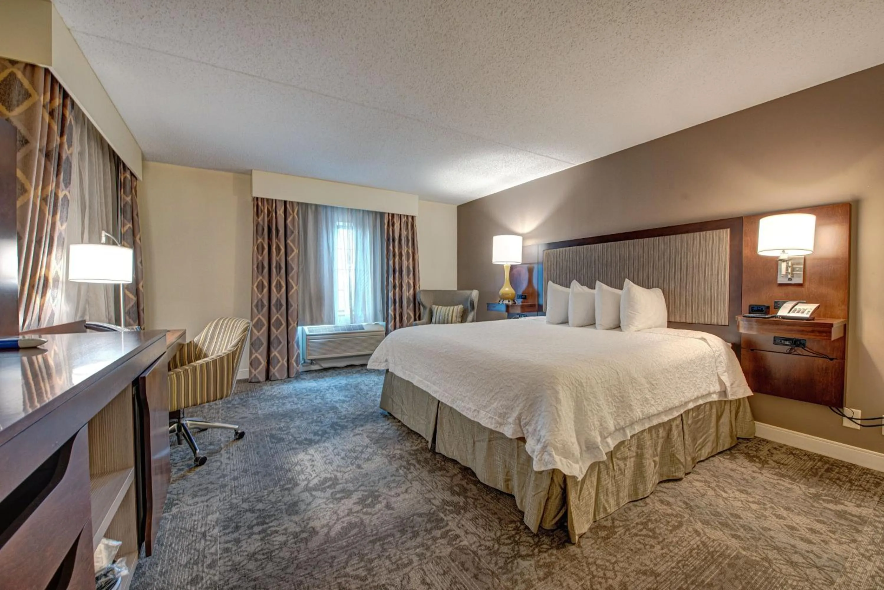 Bedroom, Bed in Hampton Inn & Suites By Hilton - Rockville Centre