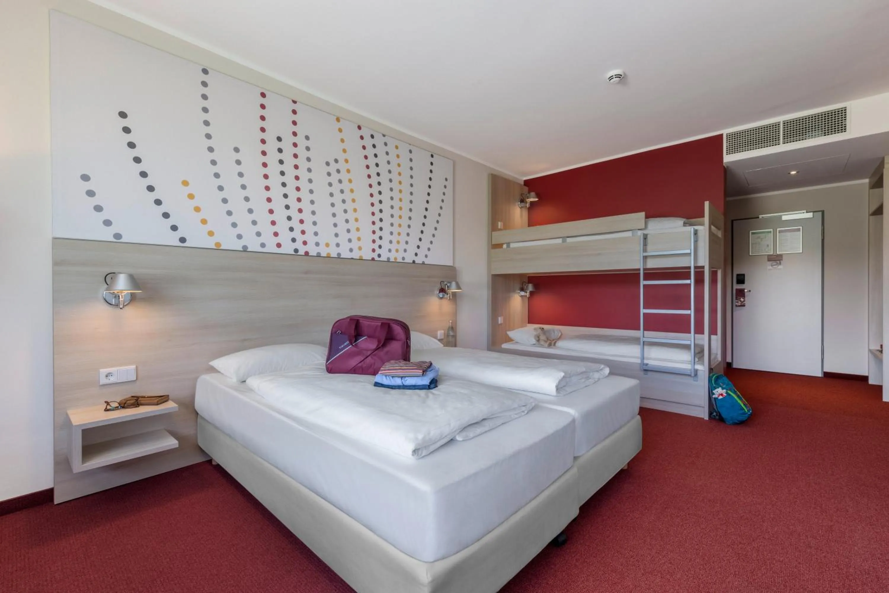 Photo of the whole room, Bed in Serways Hotel Remscheid