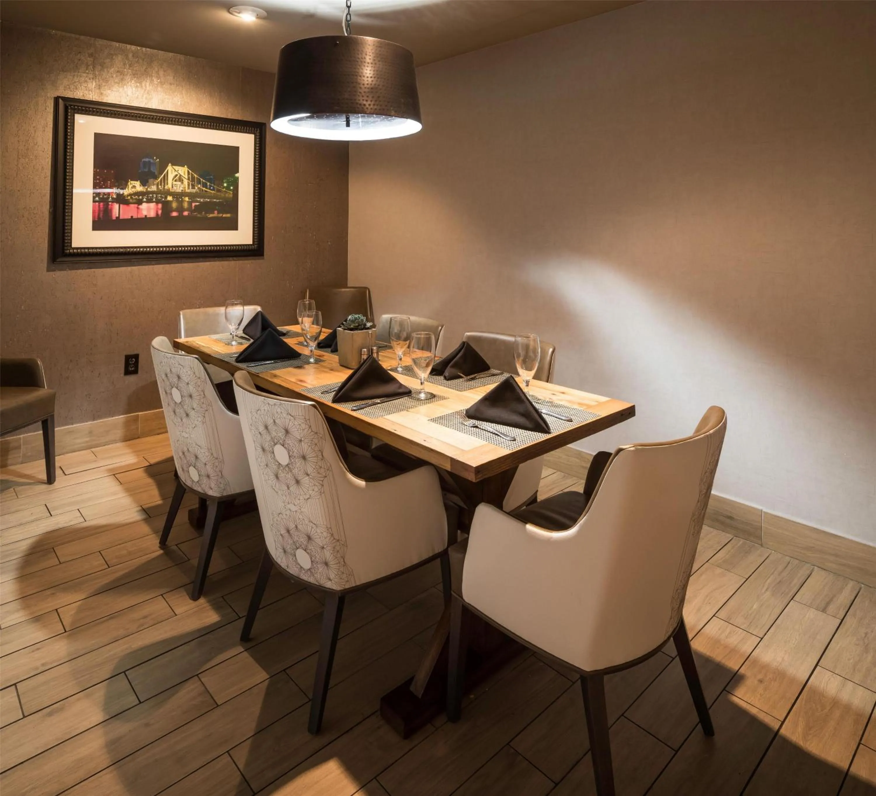 Restaurant/places to eat in DoubleTree by Hilton Hotel & Suites Pittsburgh Downtown