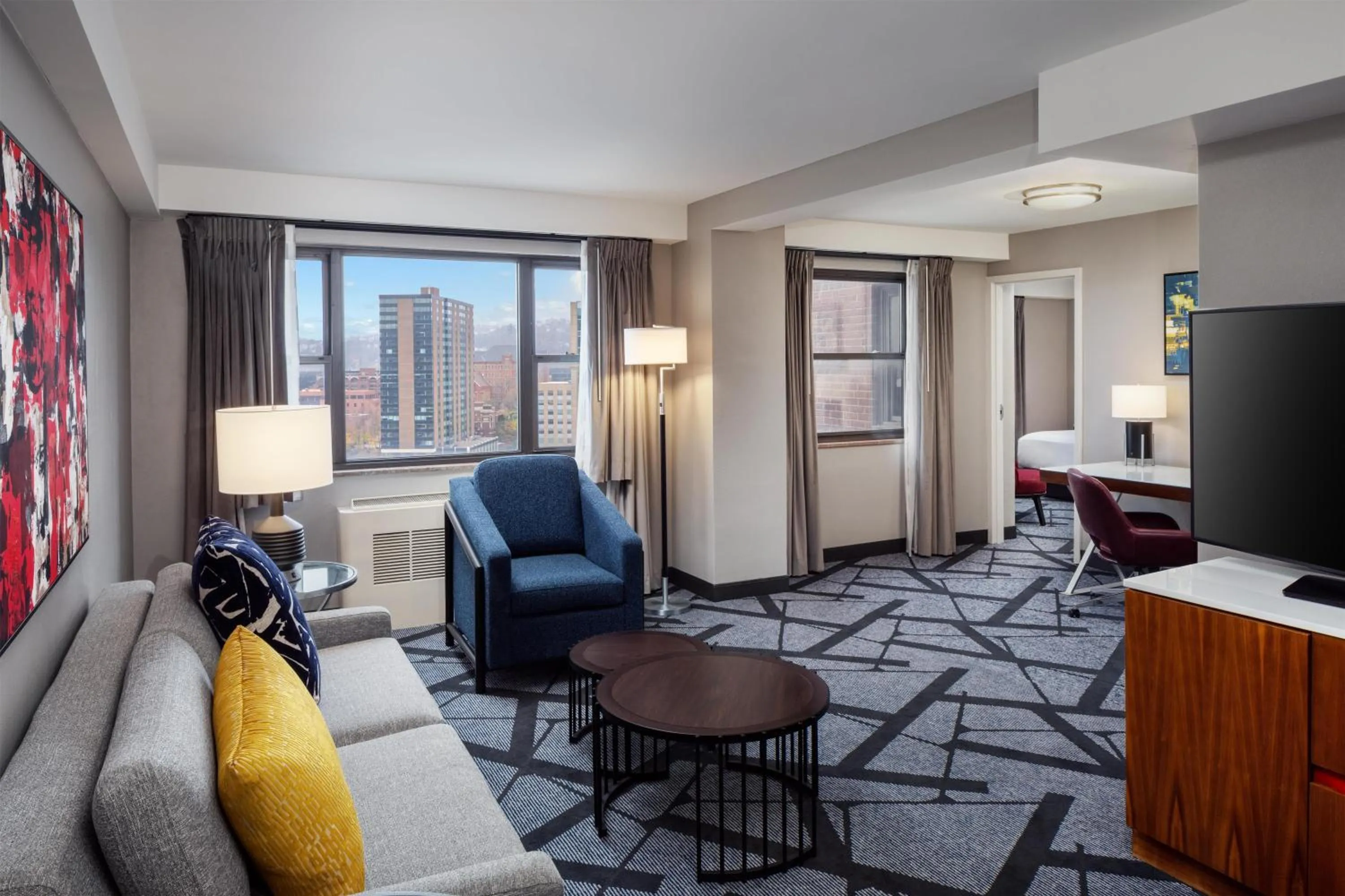 Living room, Bed in DoubleTree by Hilton Hotel & Suites Pittsburgh Downtown