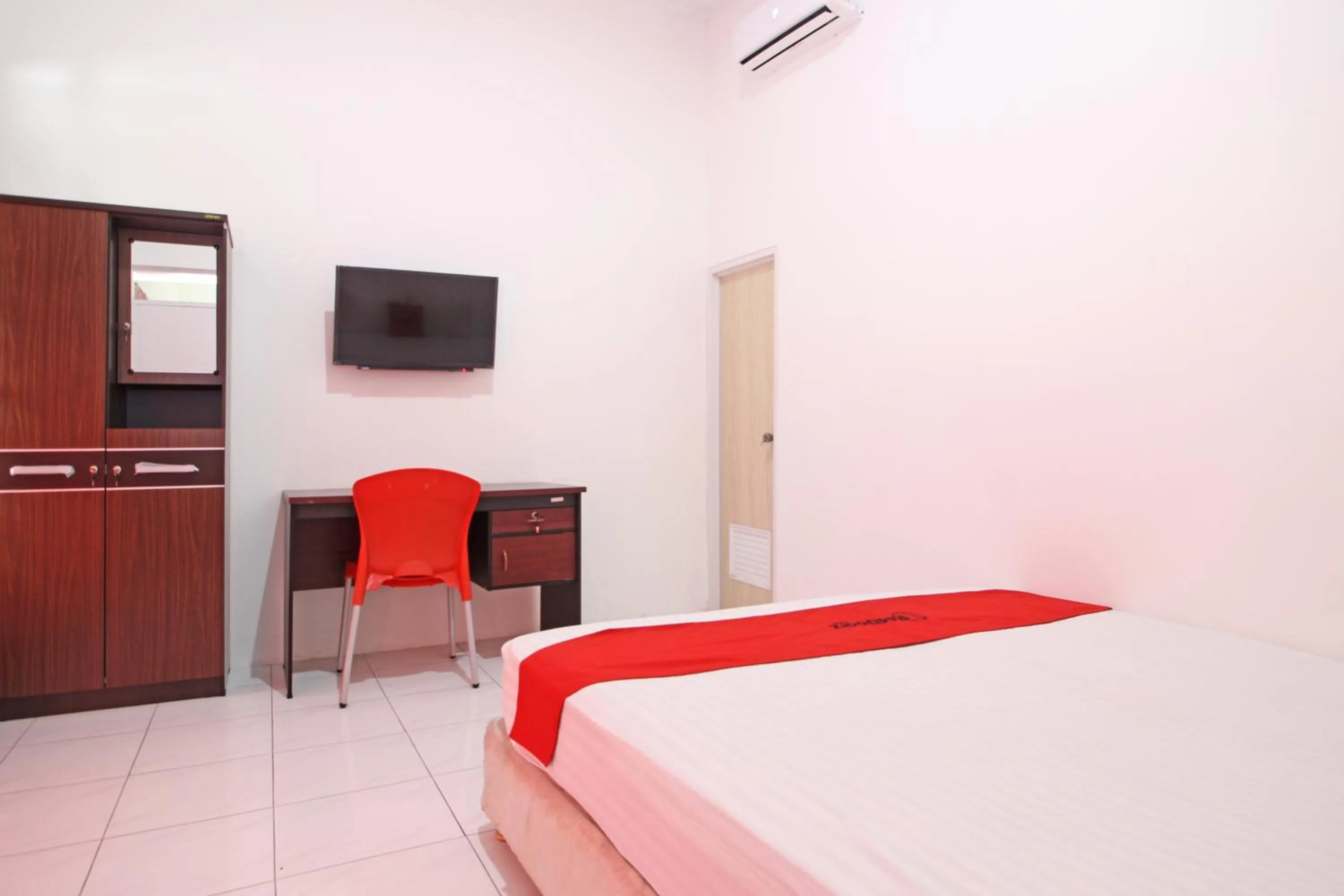 Bedroom, Bed in RedDoorz near Terminal Tirtonadi