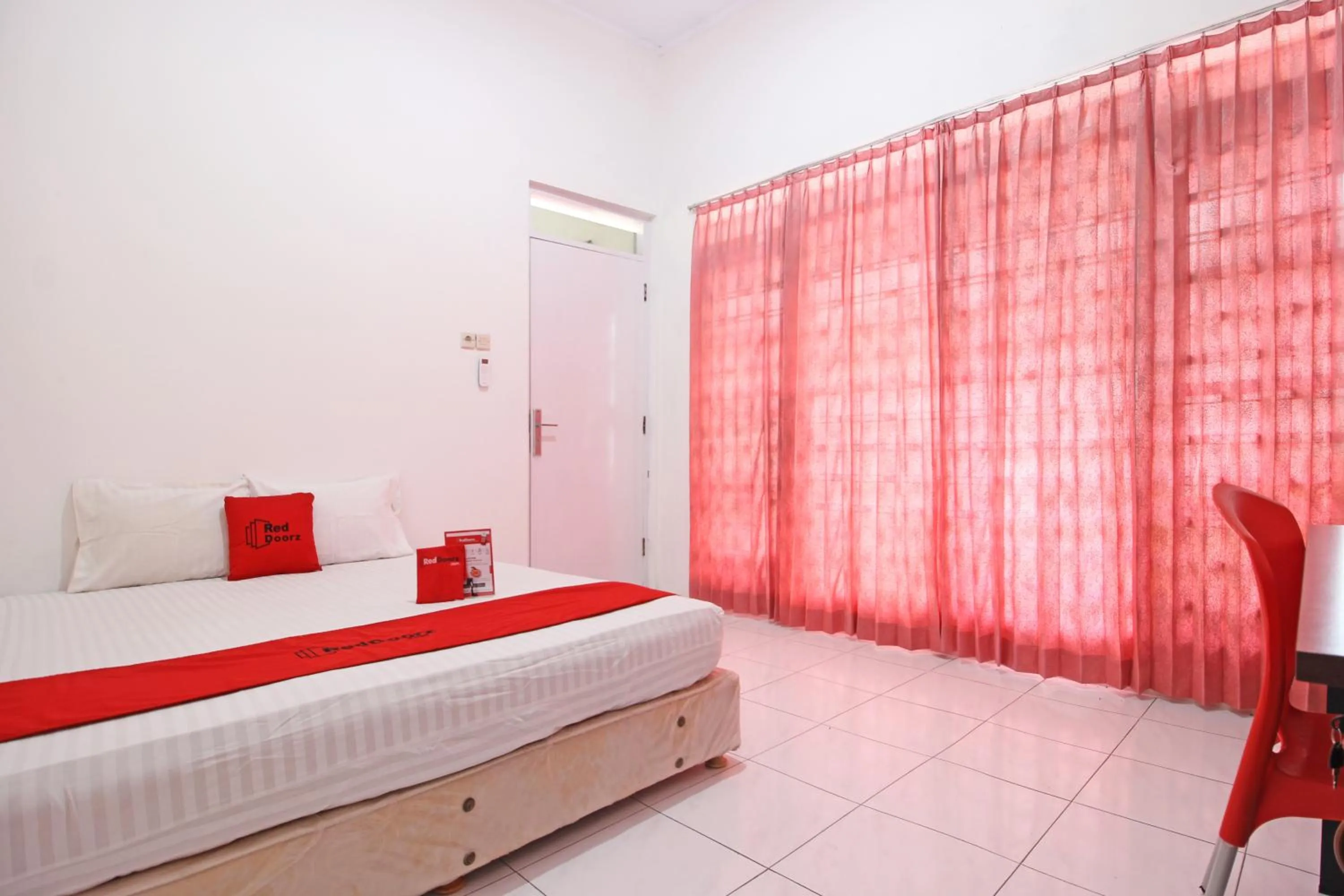 Bedroom, Bed in RedDoorz near Terminal Tirtonadi