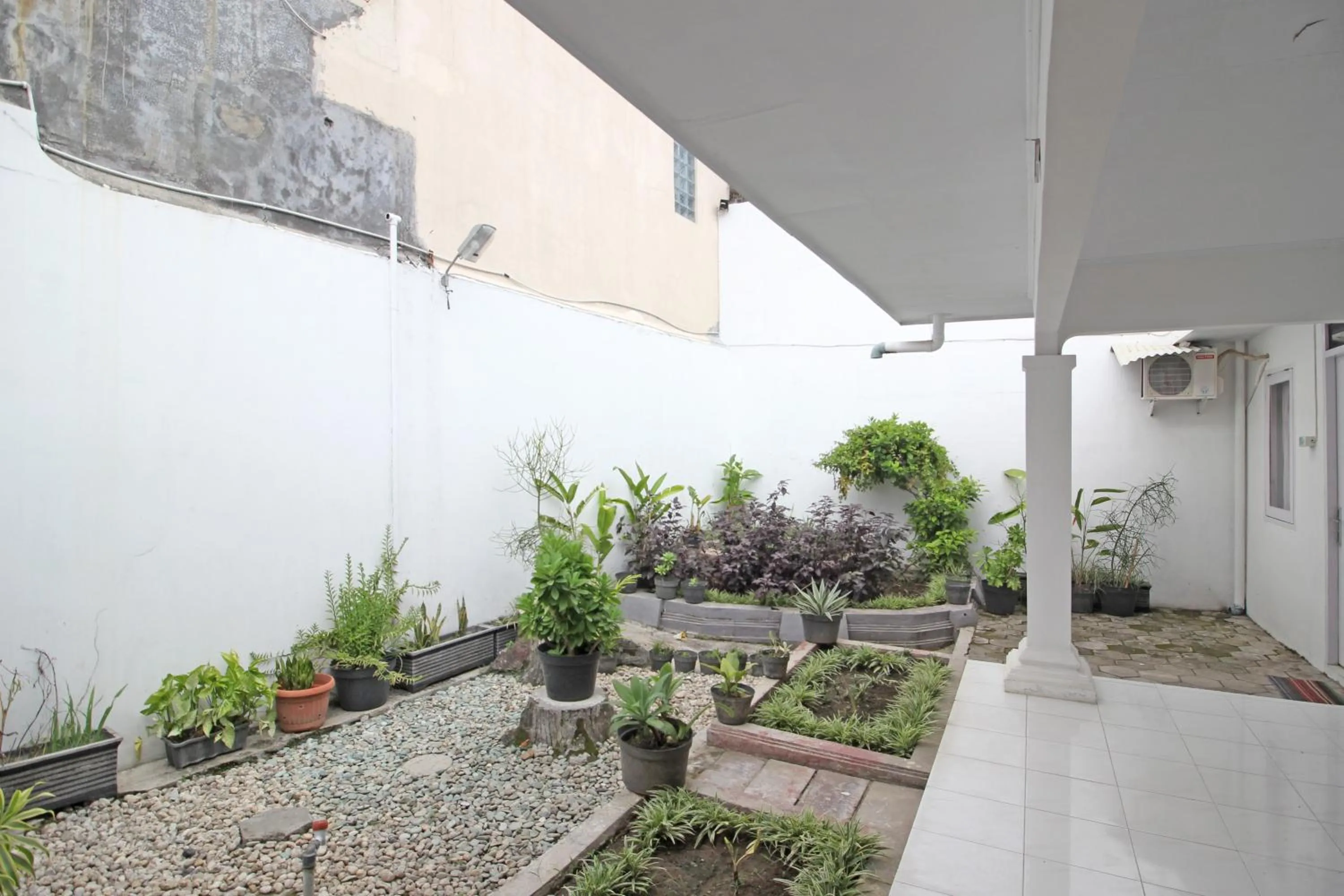 Area and facilities in RedDoorz near Terminal Tirtonadi