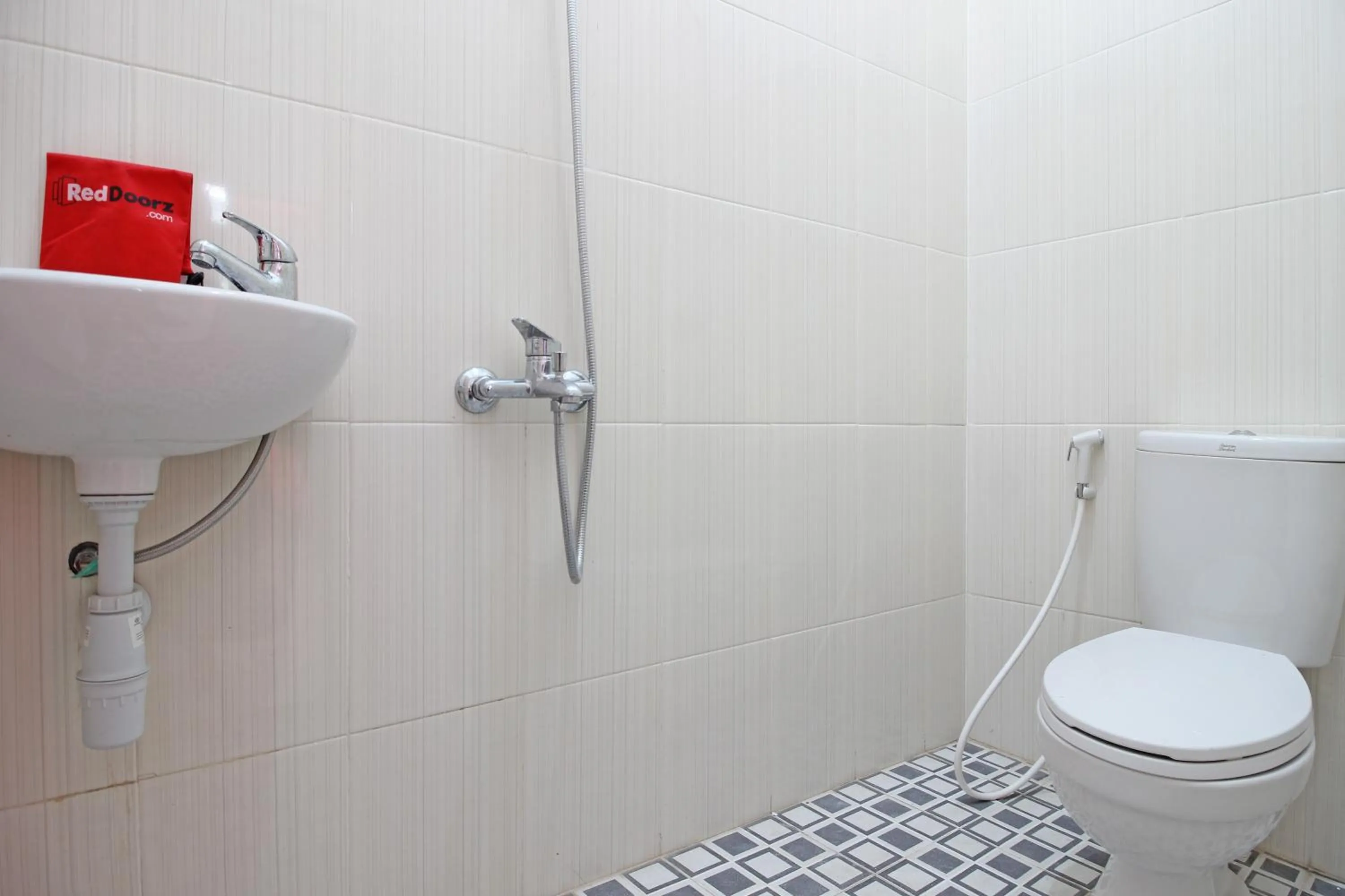 Bathroom in RedDoorz near Terminal Tirtonadi