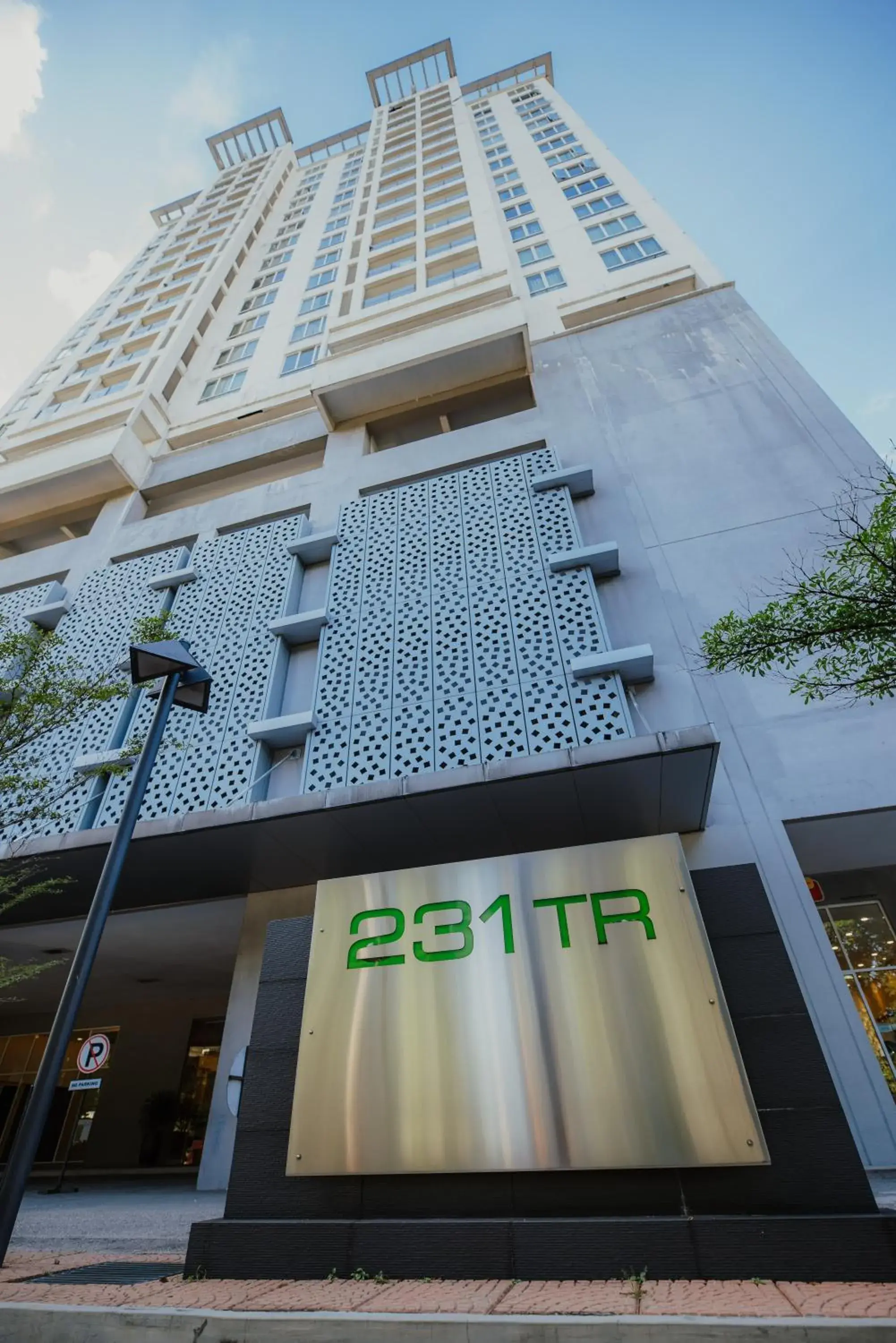 Rex Ollie @ 231 TR Suite Rex Ollie @ 231 TR Suite