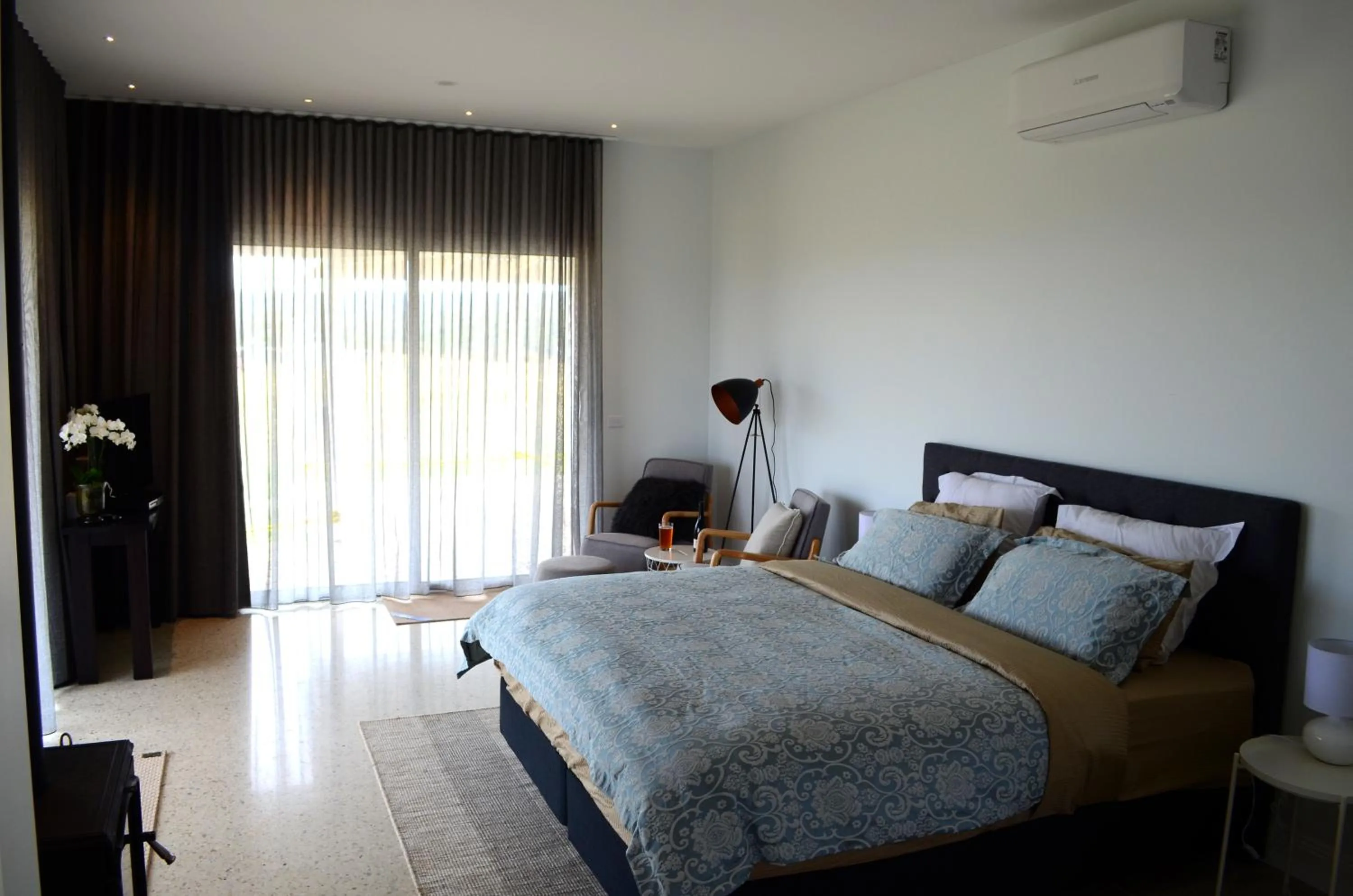 Photo of the whole room, Bed in Rooks Edge