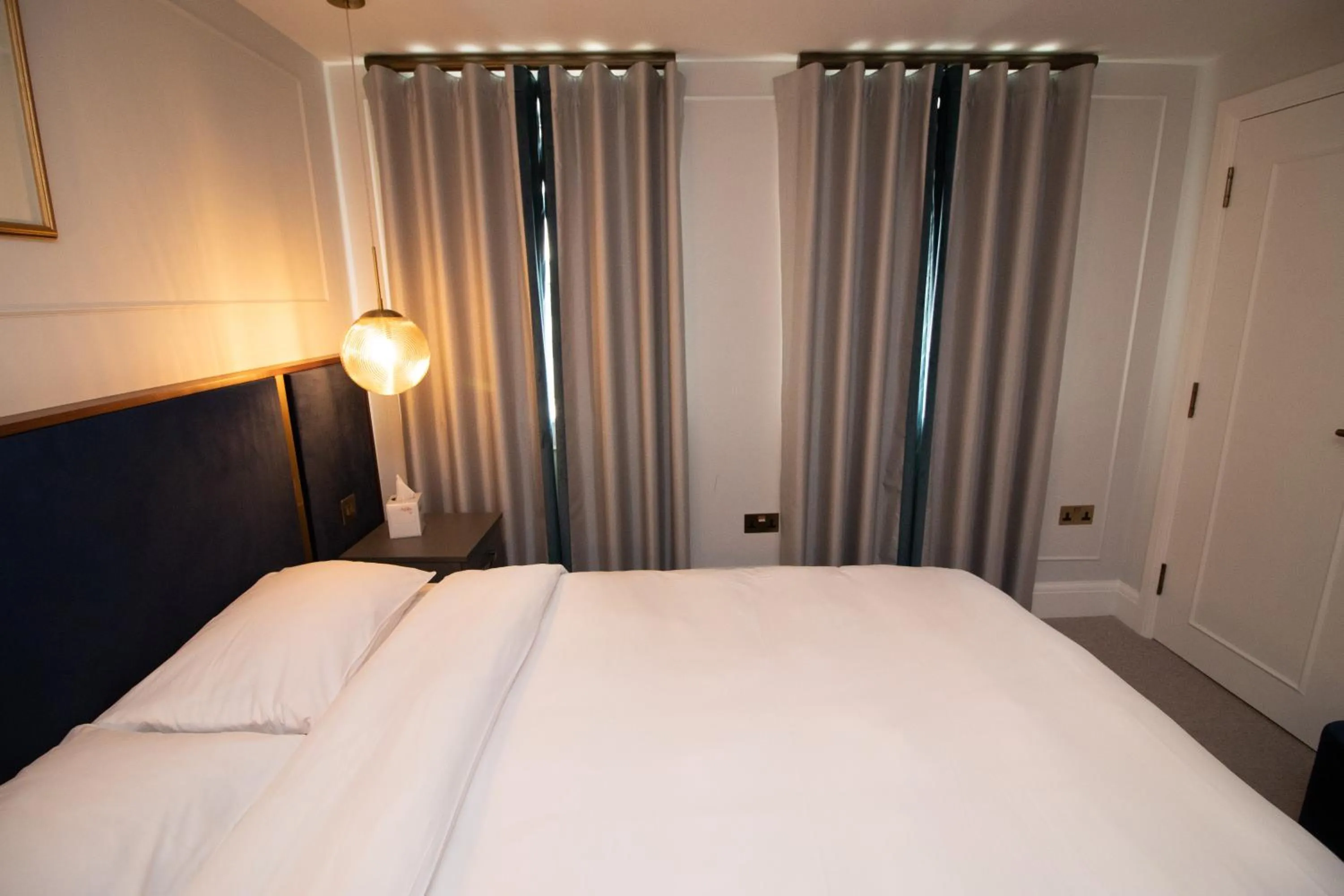 Bedroom, Bed in Three Falcons