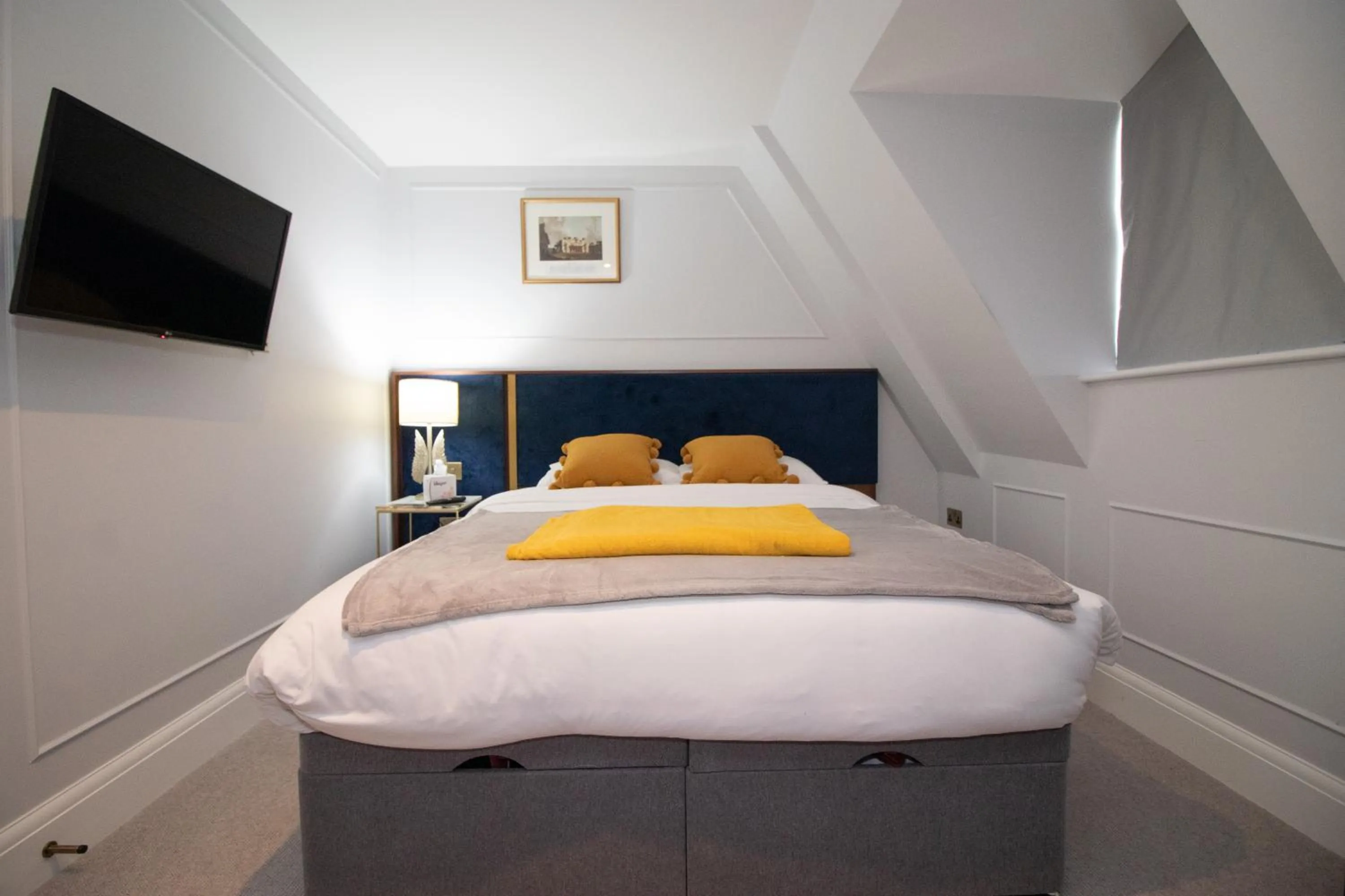 Bed in Three Falcons