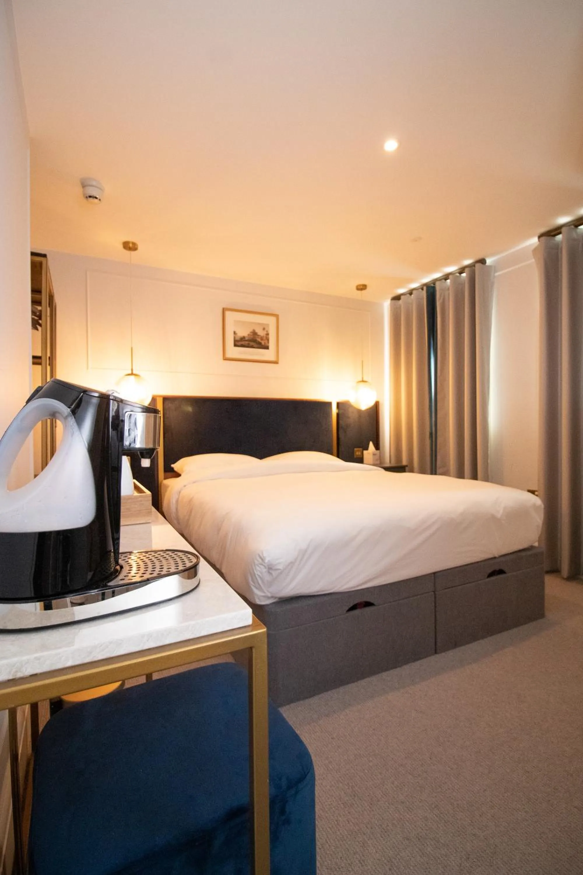 Bed in Three Falcons