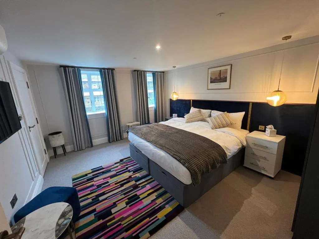 Photo of the whole room, Bed in Three Falcons