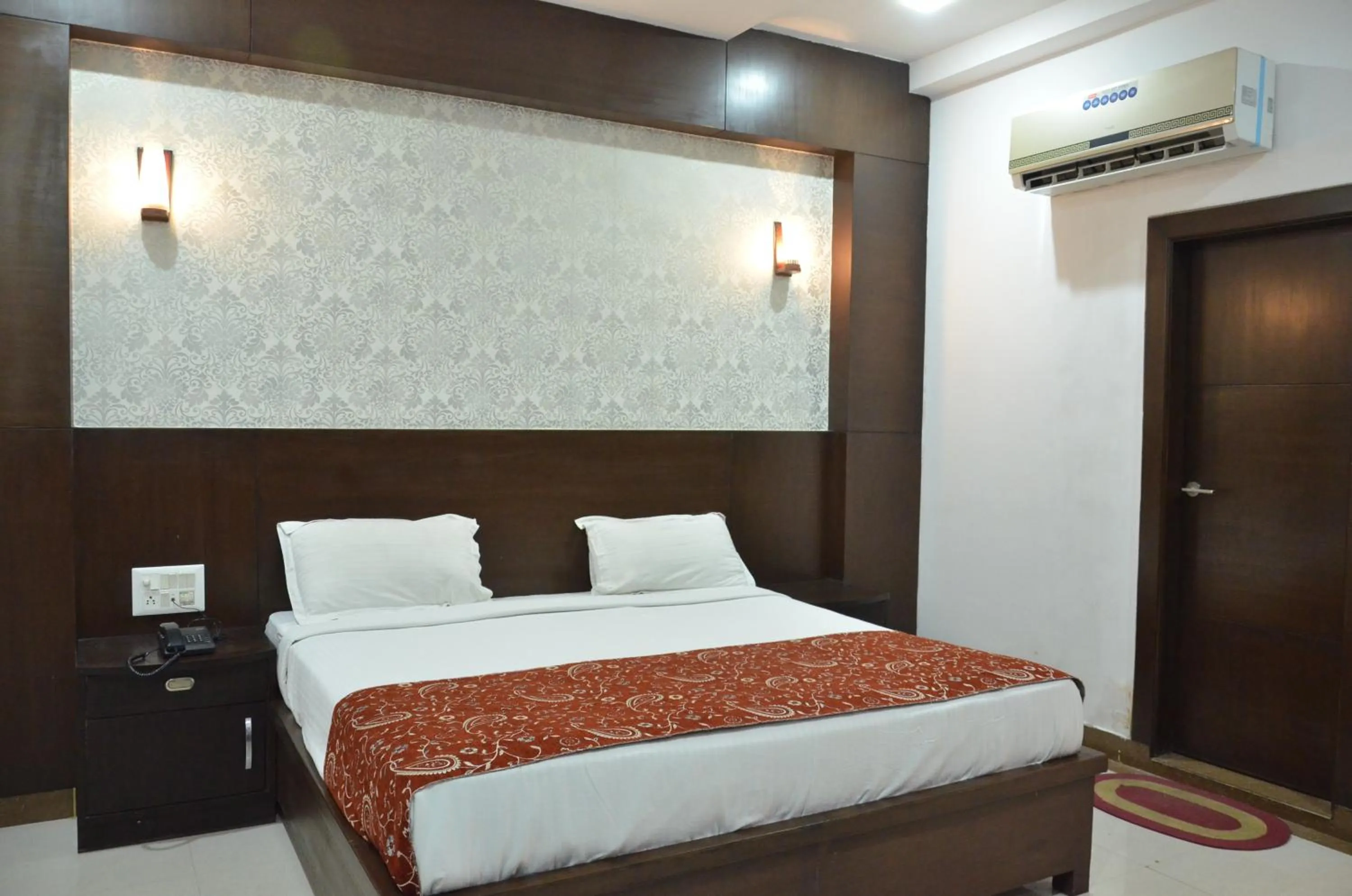Shower, Bed in Hotel Agra Dazzling East Gate