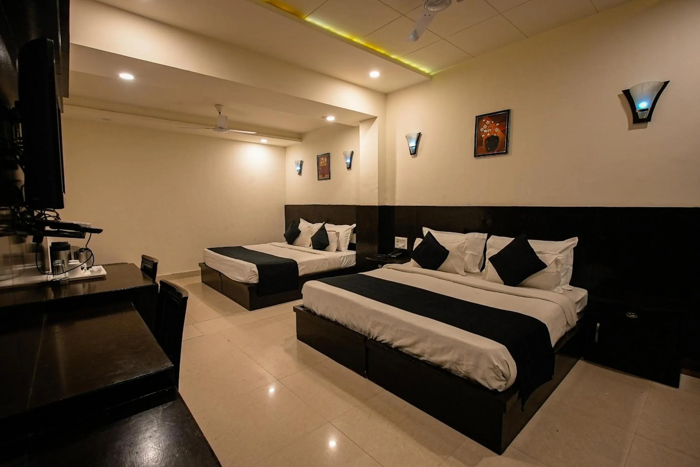 Bed in Hotel Agra Dazzling East Gate