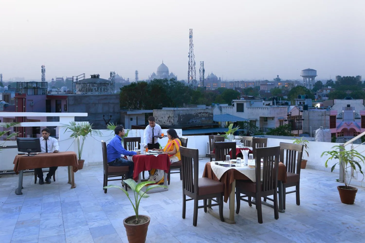 Property building in Hotel Agra Dazzling East Gate