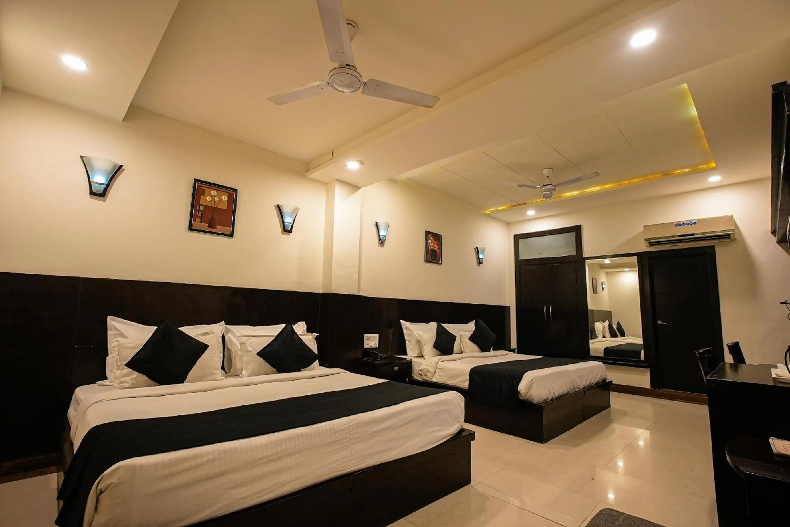 Bed in Hotel Agra Dazzling East Gate