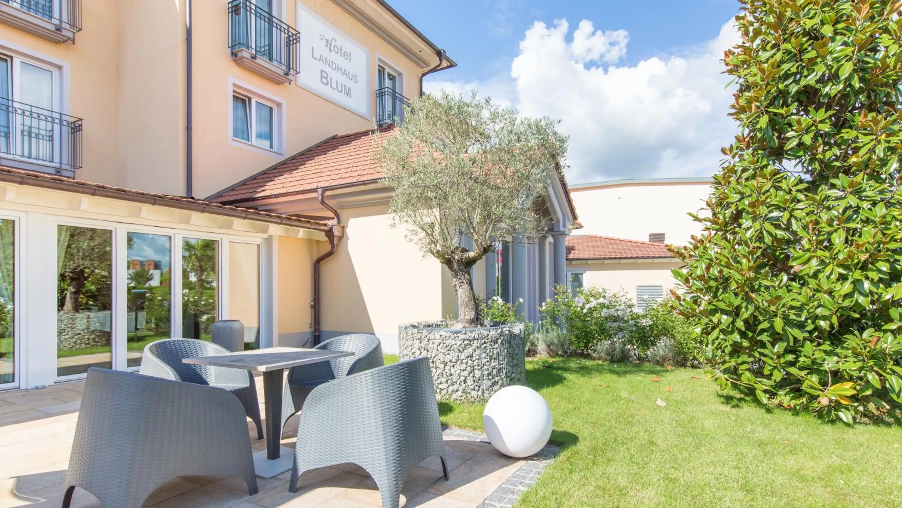 Facade/entrance in Heuboden Hotel Landhaus Blum