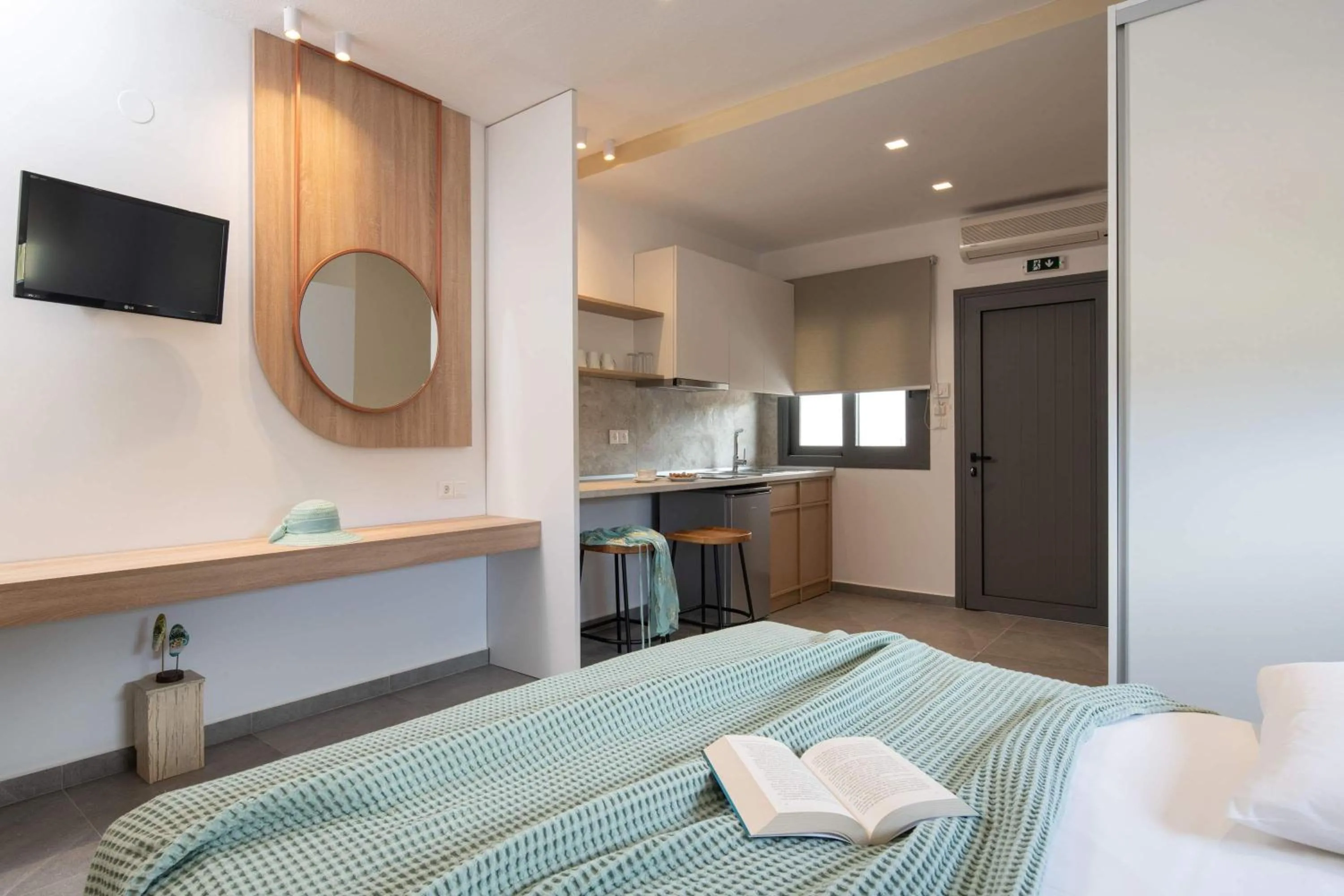 Kitchen or kitchenette, Bed in Asteras Hotel